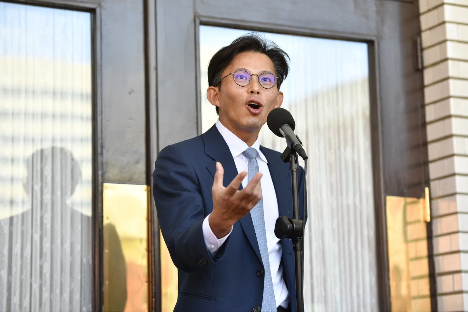 《鏡報》獨家揭露，民眾黨主席、立委黃國昌長期養狗仔監控政治人物，但黃國昌依然死不認錯。（鏡報李智為）