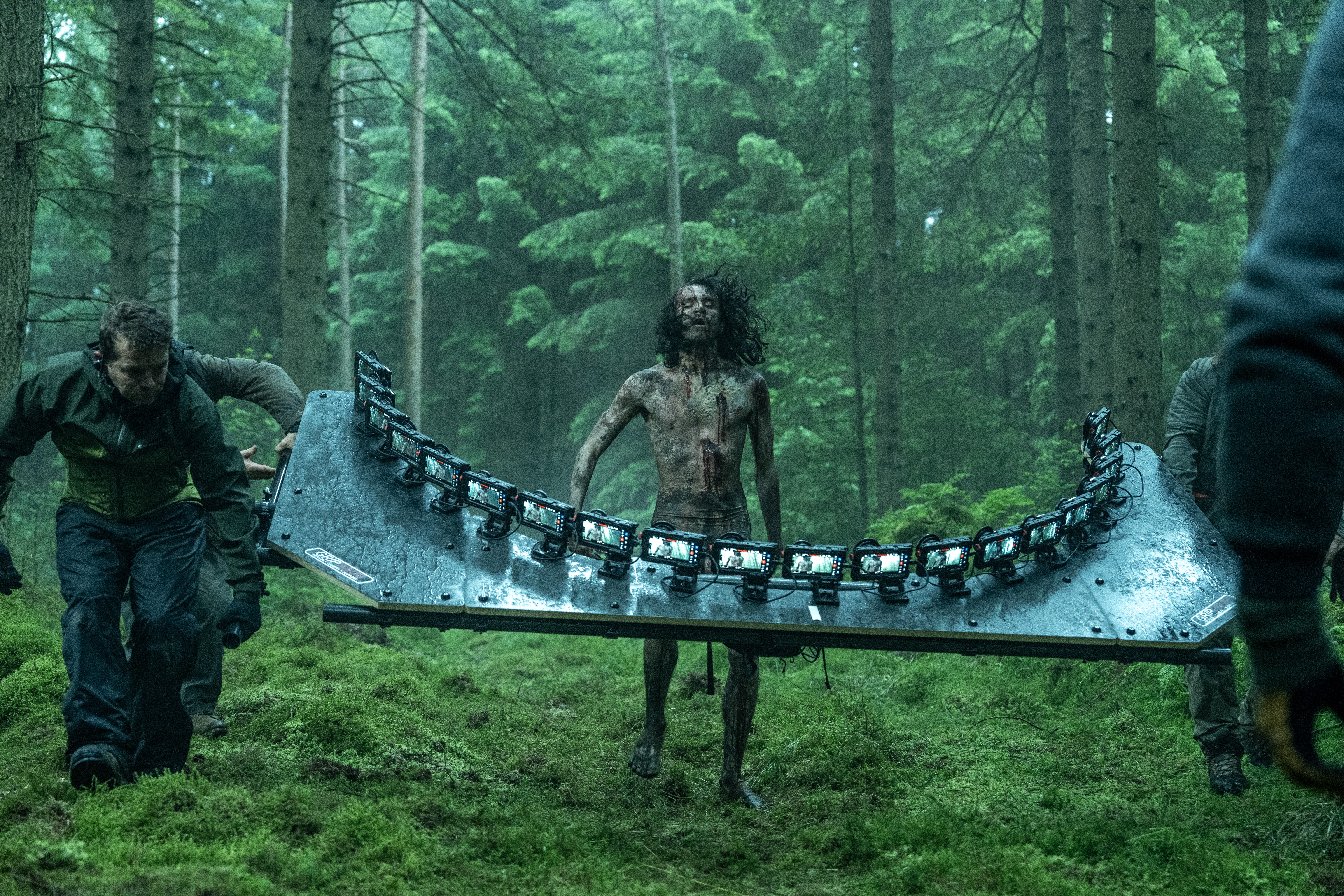 《28年毀滅倒數》的活屍都是全裸追著人跑，但受限於英國的法規，其實都是經過特殊化妝才能出現，並不是真的全裸。（索尼影業提供）