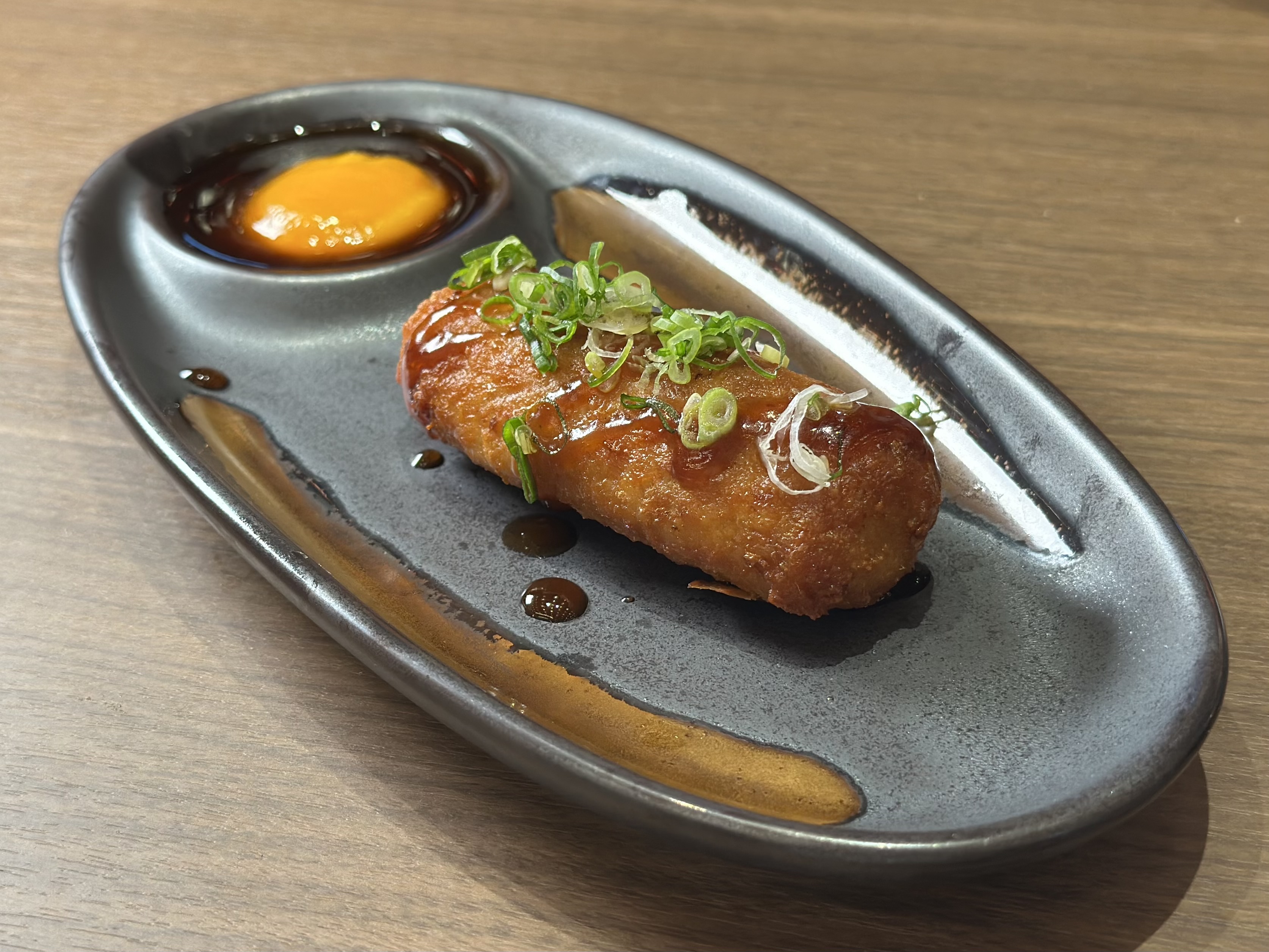 「自家製雞肉丸」軟嫩鹹香，沾生蛋黃吃更柔滑。（140元／份）