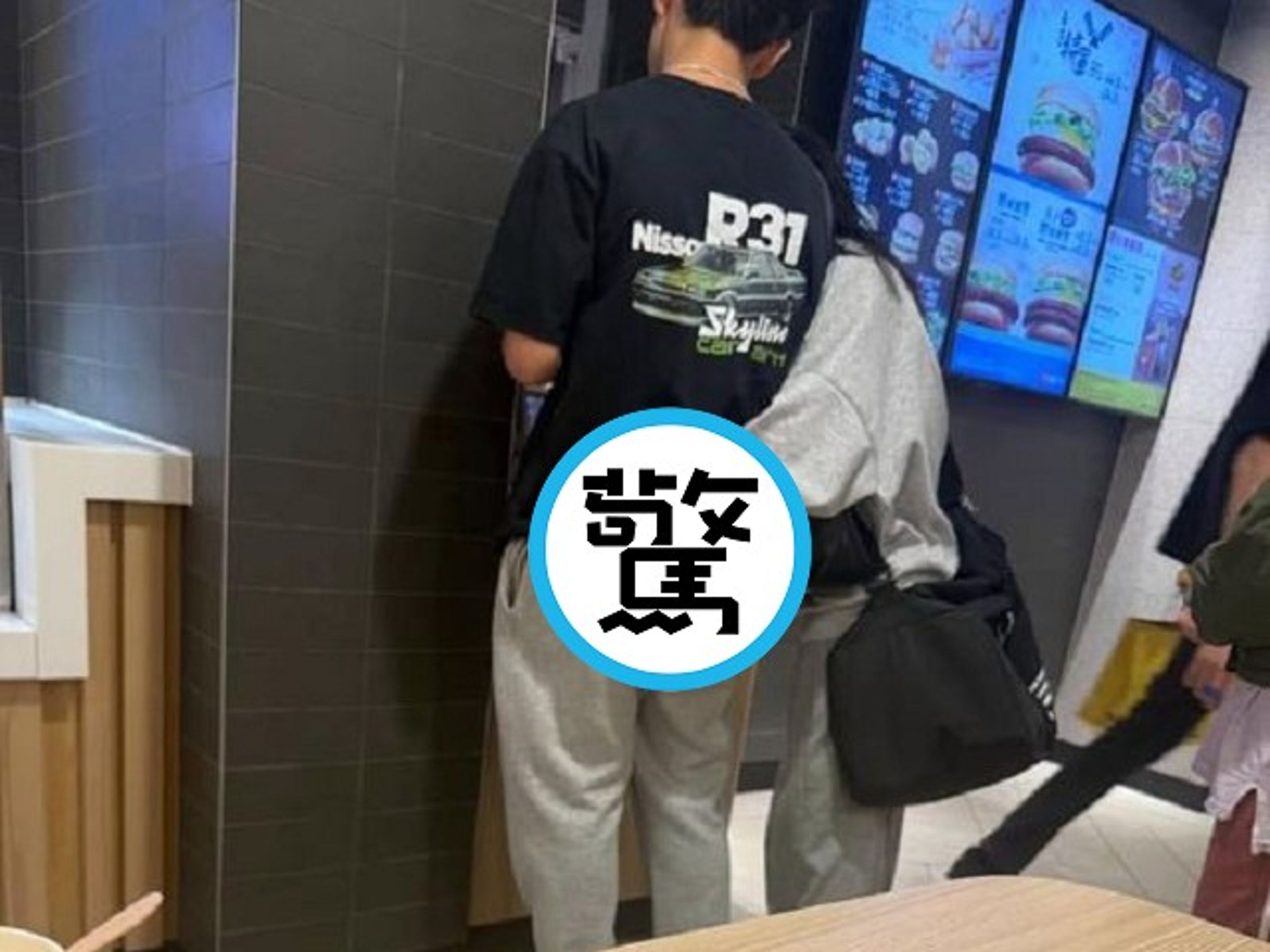 吃麥當勞見這幕噁爆！妹子手伸進男友屁屁還玩「吃手手」，網驚喊：吃屎條？（翻自lihkg.com）