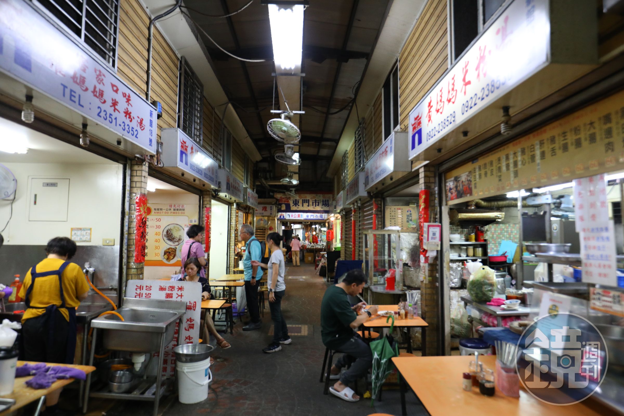 「羅媽媽米粉湯」是東門市場名店，很多買菜的人要坐下來吃一碗湯才有氣力接著買菜。