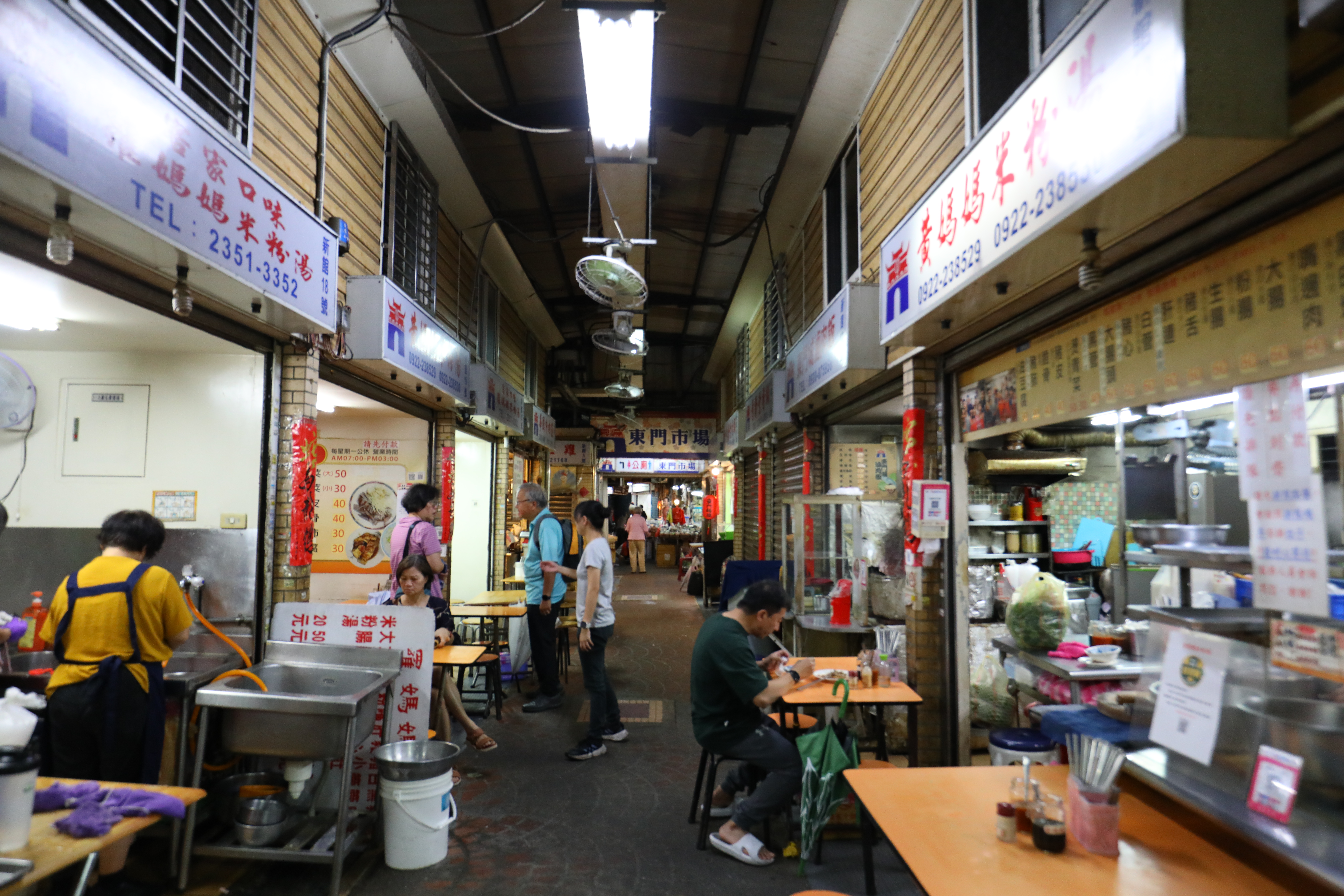 「羅媽媽米粉湯」是東門市場名店，很多買菜的人要坐下來吃一碗湯才有氣力接著買菜。