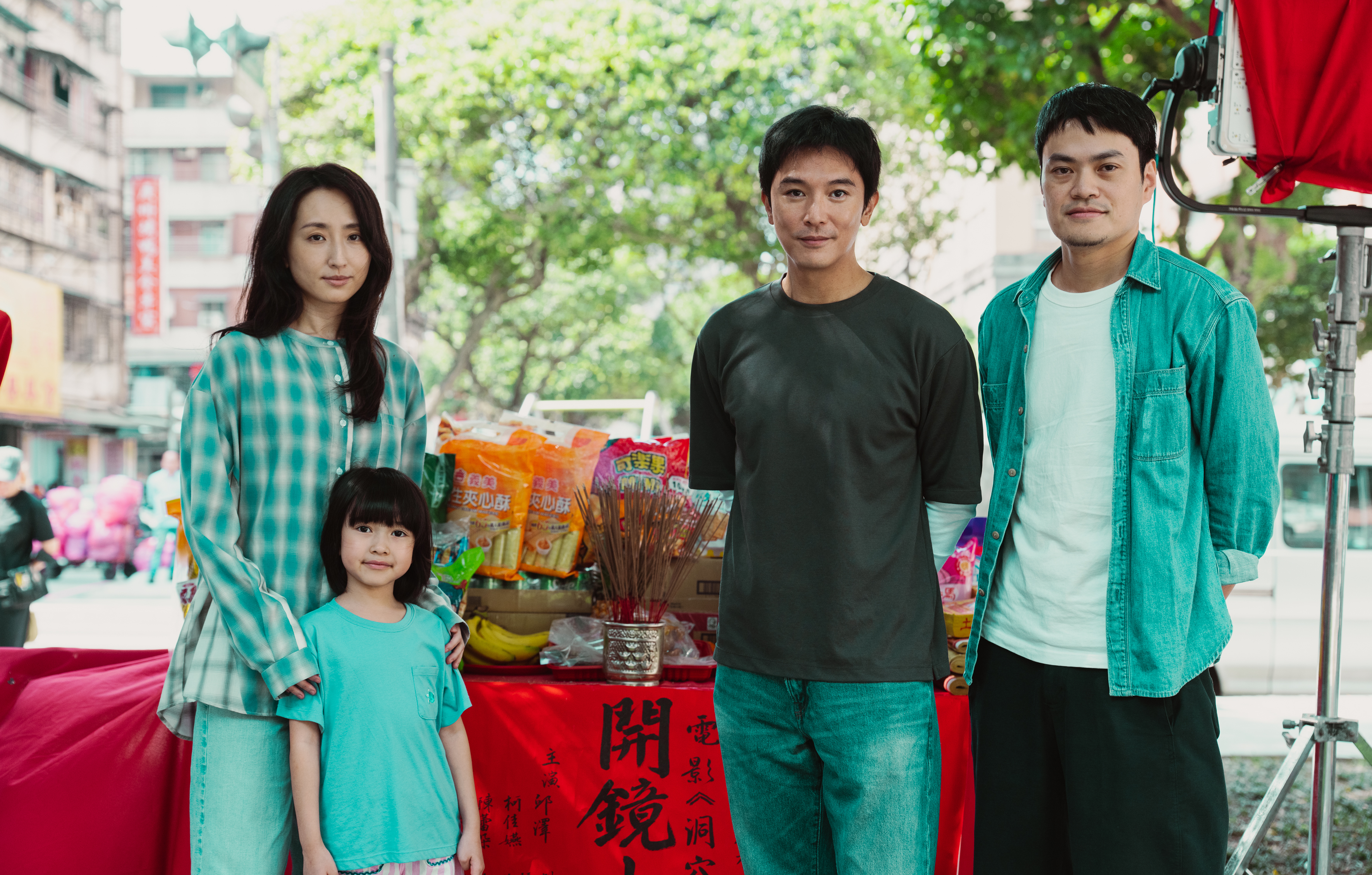 柯佳嬿（左起）、童星陳蕾朵、邱澤、導演劉邦耀，於電影《洞穴》開鏡大典。（華納兄弟提供）