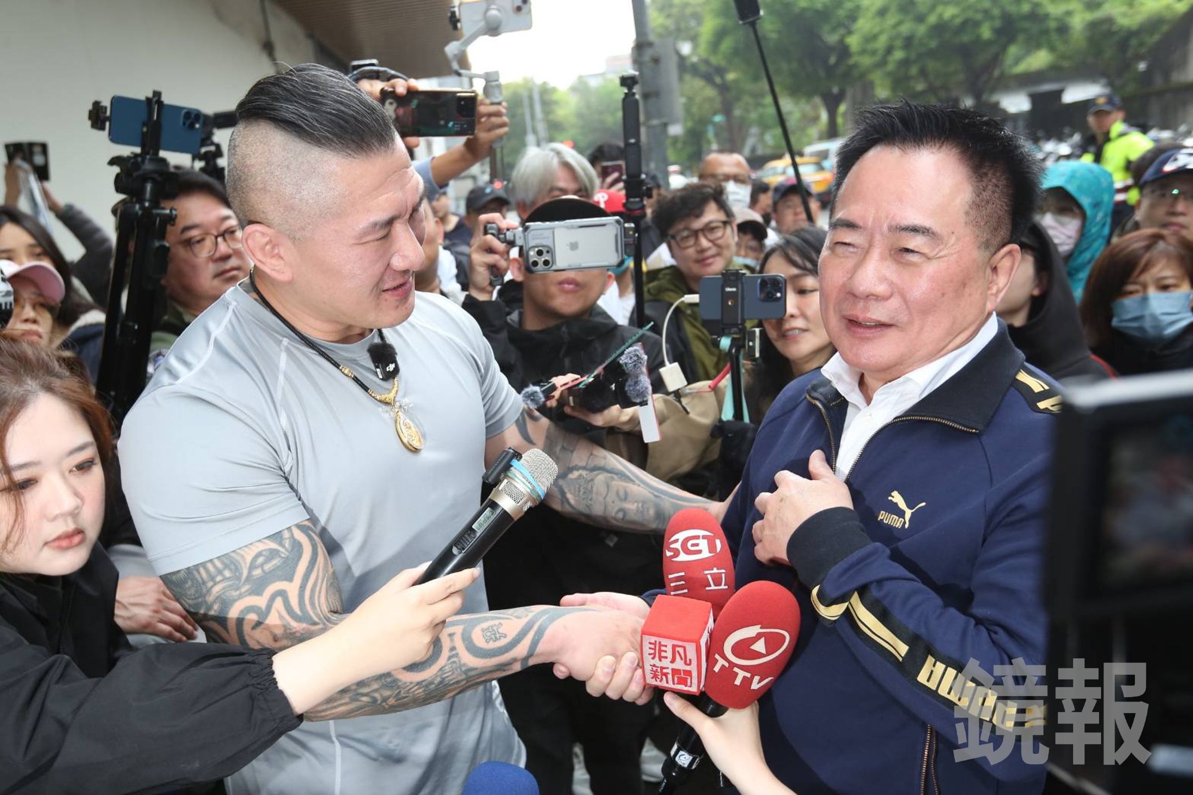 蔡正元赴北檢報到，陳之漢與張啓楷等人均到場聲援。（鏡報姜永年）