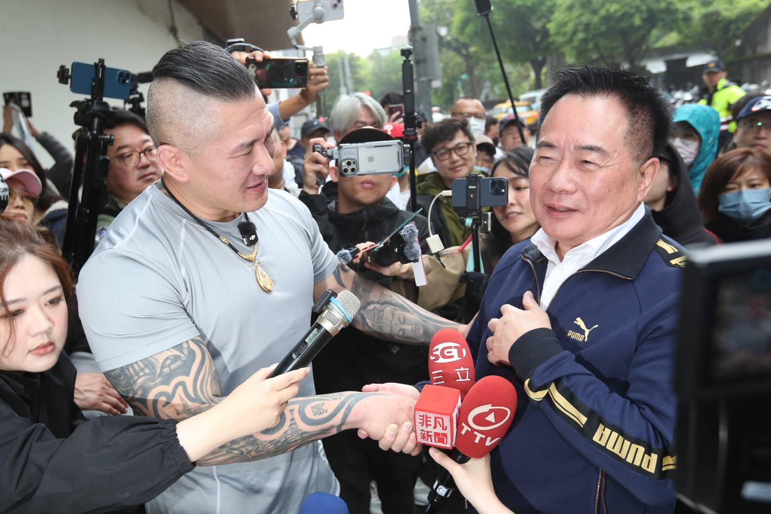 蔡正元赴北檢報到，陳之漢與張啓楷等人均到場聲援。（鏡報姜永年）