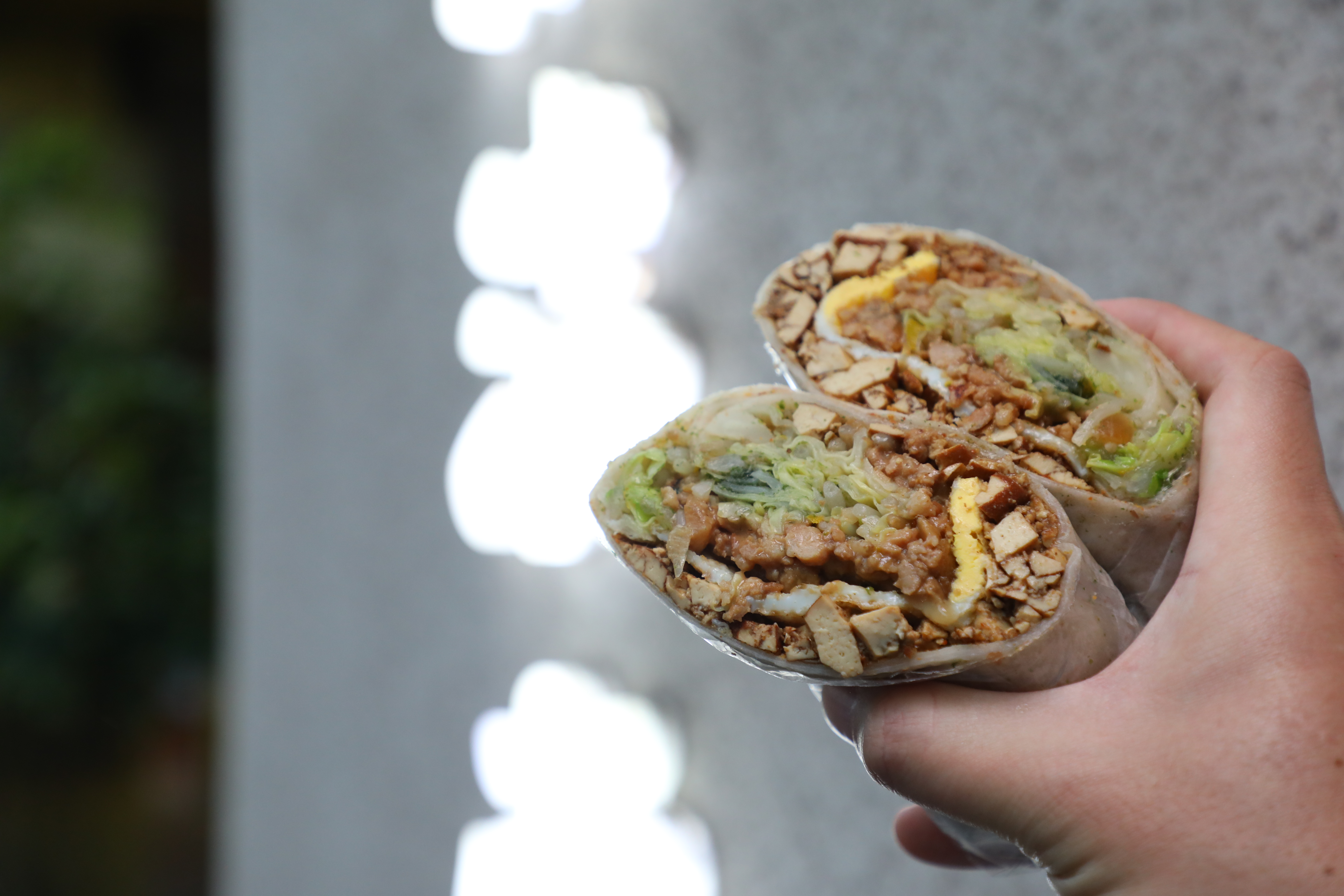 「泰式打拋豬潤餅」麵皮有張力，餡料豐富夠味，一捲分量足以當正餐。（85元／份）