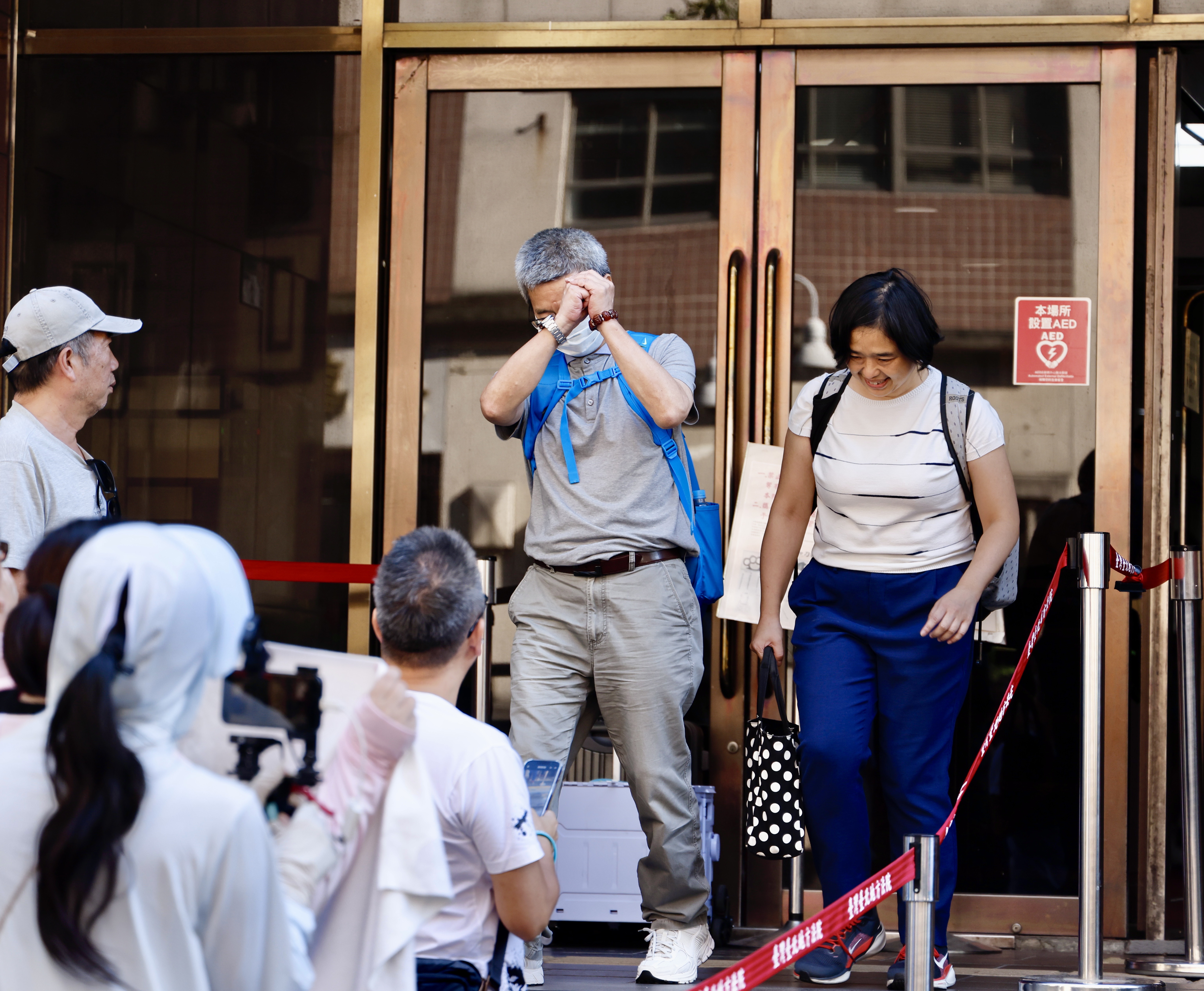 民眾黨前主席柯文哲多次替共犯李文宗喊冤，指李只因收朱亞虎一通簡訊就被羈押，台北地院今(16日)傳李作證。