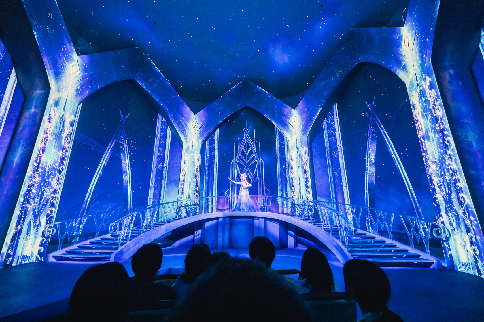 東京迪士尼新園區的「安娜與艾莎的冰雪之旅」，當艾莎終於克服恐懼並施展魔法，哼出主題曲《Let it go》時進入高潮，遊客直呼太精彩了。