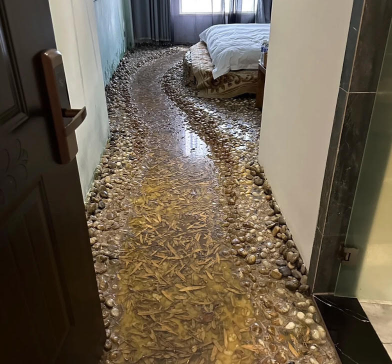 「竹下風格」房間佈置打造宛如住在溪流上,但網友卻吐槽實景像是睡在臭水溝。(翻攝小紅書)