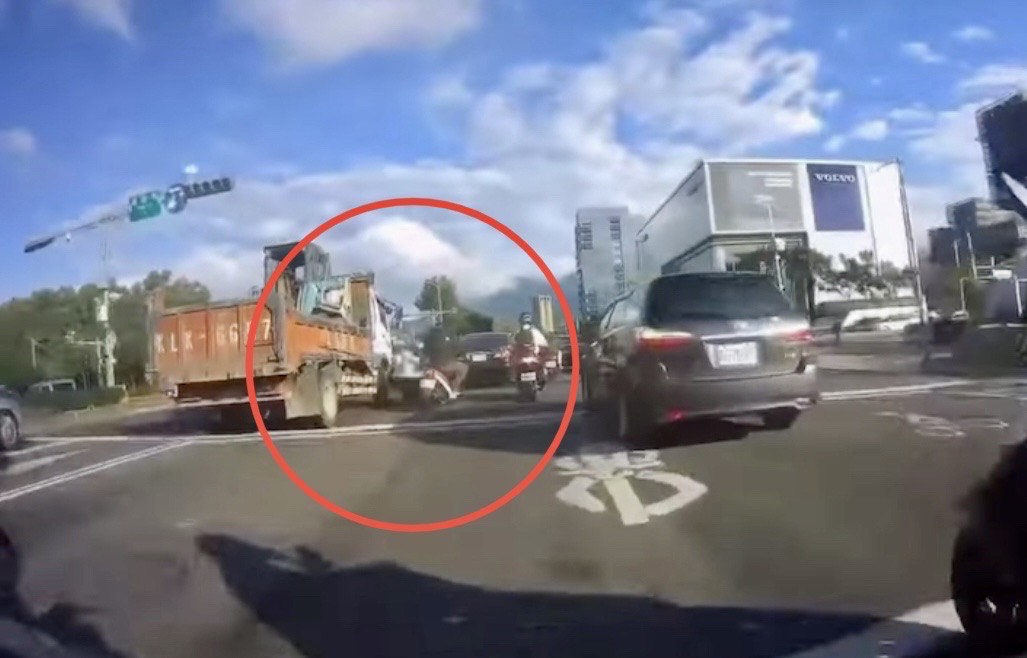 女騎士追撞前方自小客車後向左方車道倒下。（翻攝自記者爆料網）