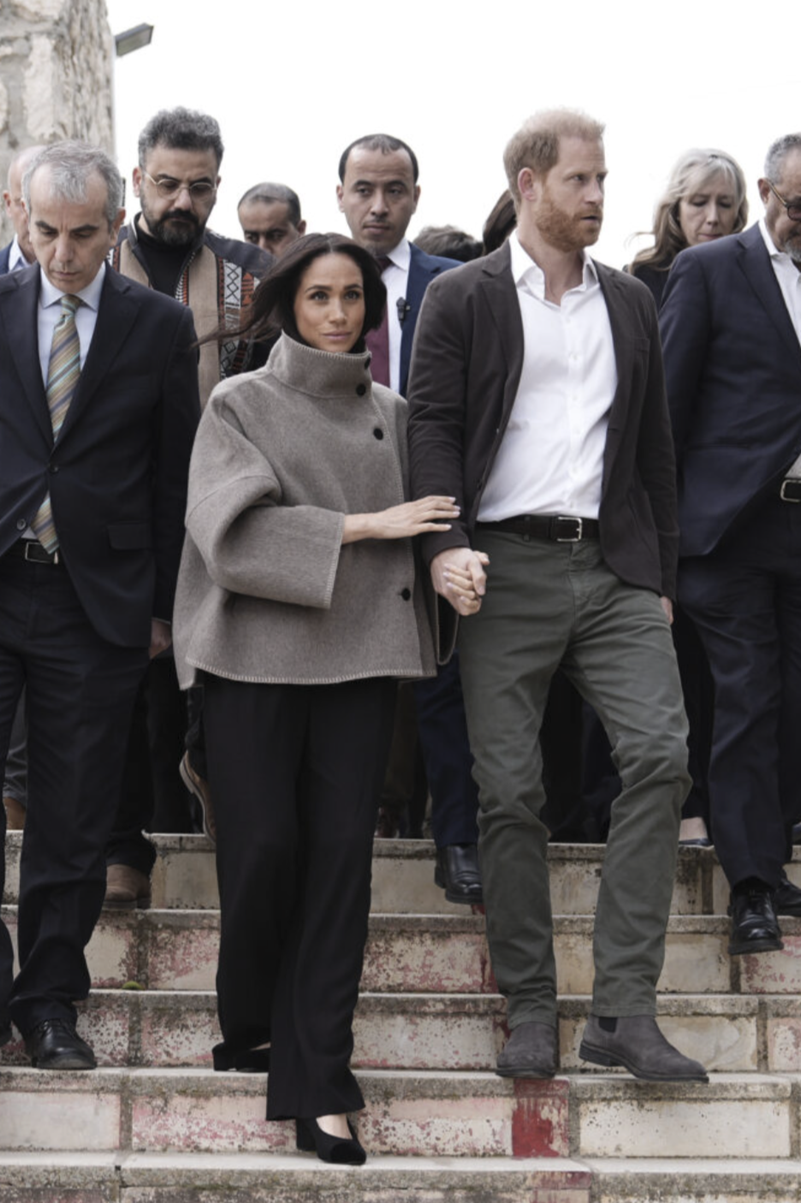 哈利與梅根在約旦展開訪問行程，身旁由當地官員陪同，未見約旦王室核心成員接待。（翻攝sussex.com）