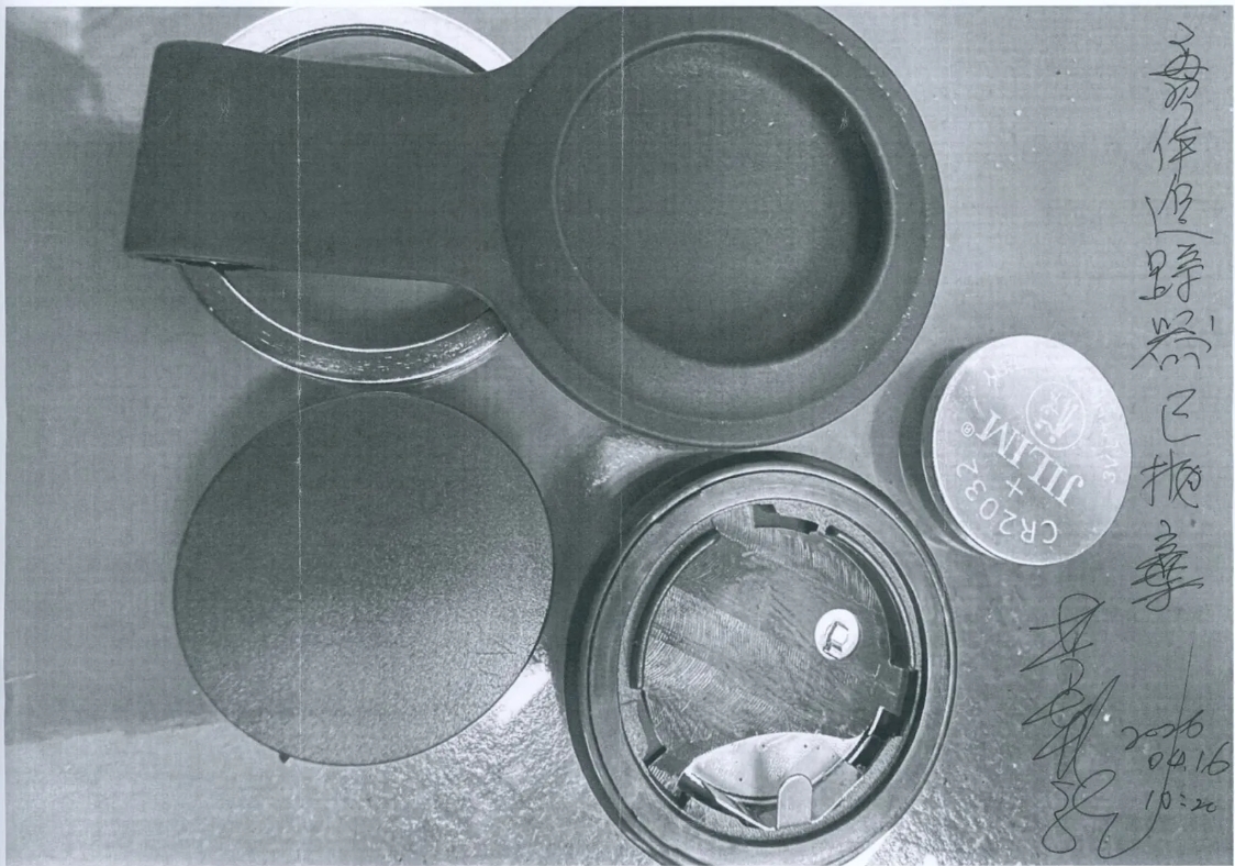 李乾龍車上被裝的「追蹤器」，警方證實只是市面上常見的「防丟定位器」。（翻攝畫面）