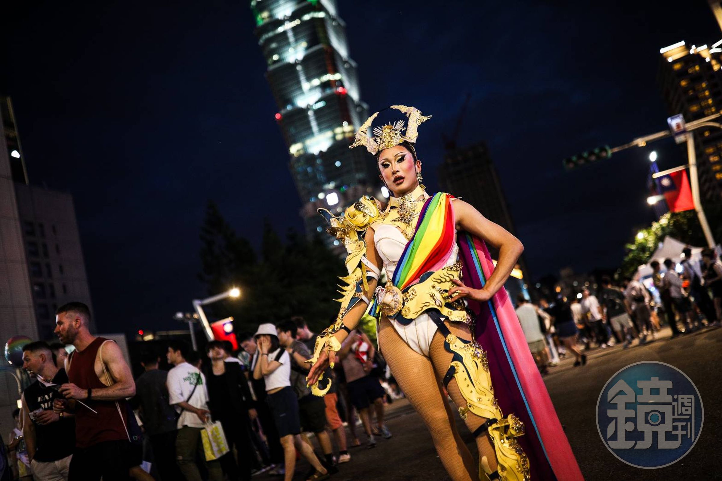 變裝皇后妮妃雅以一身金黃戰甲和彩虹披風，亮麗現身同志大遊行。