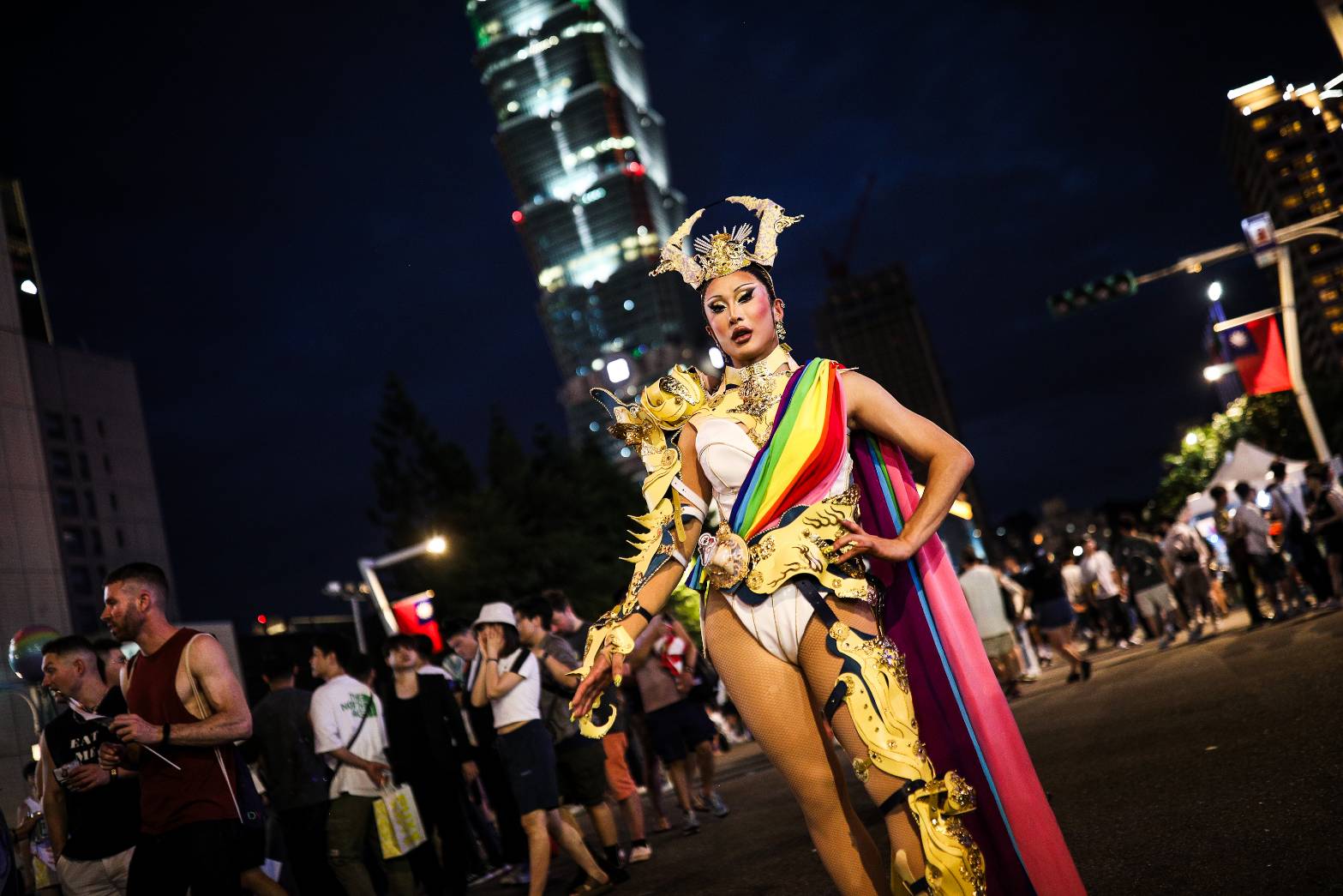 變裝皇后妮妃雅以一身金黃戰甲和彩虹披風，亮麗現身同志大遊行。