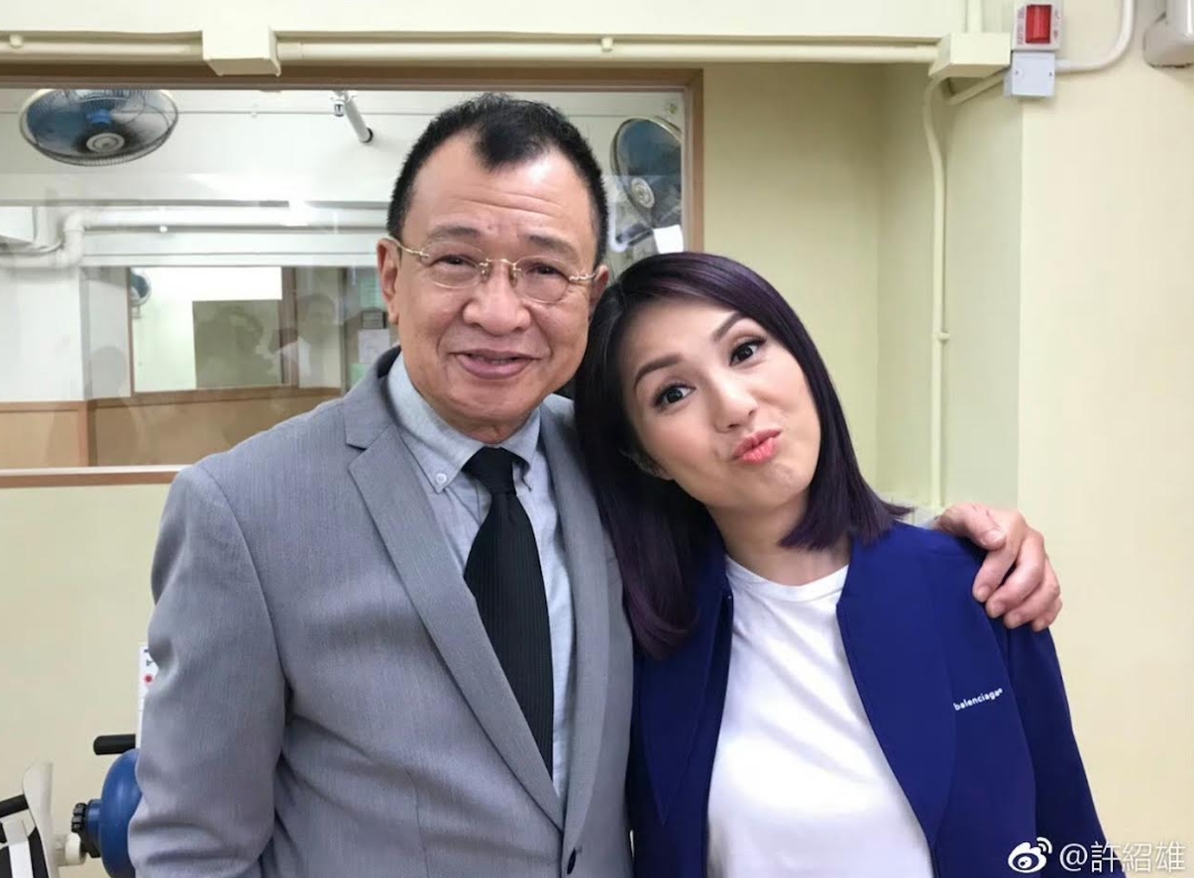 許紹雄幾乎與香港所有知名藝人都合作過，與楊千嬅就曾合作《新紮師妹》系列。（許紹雄微博）