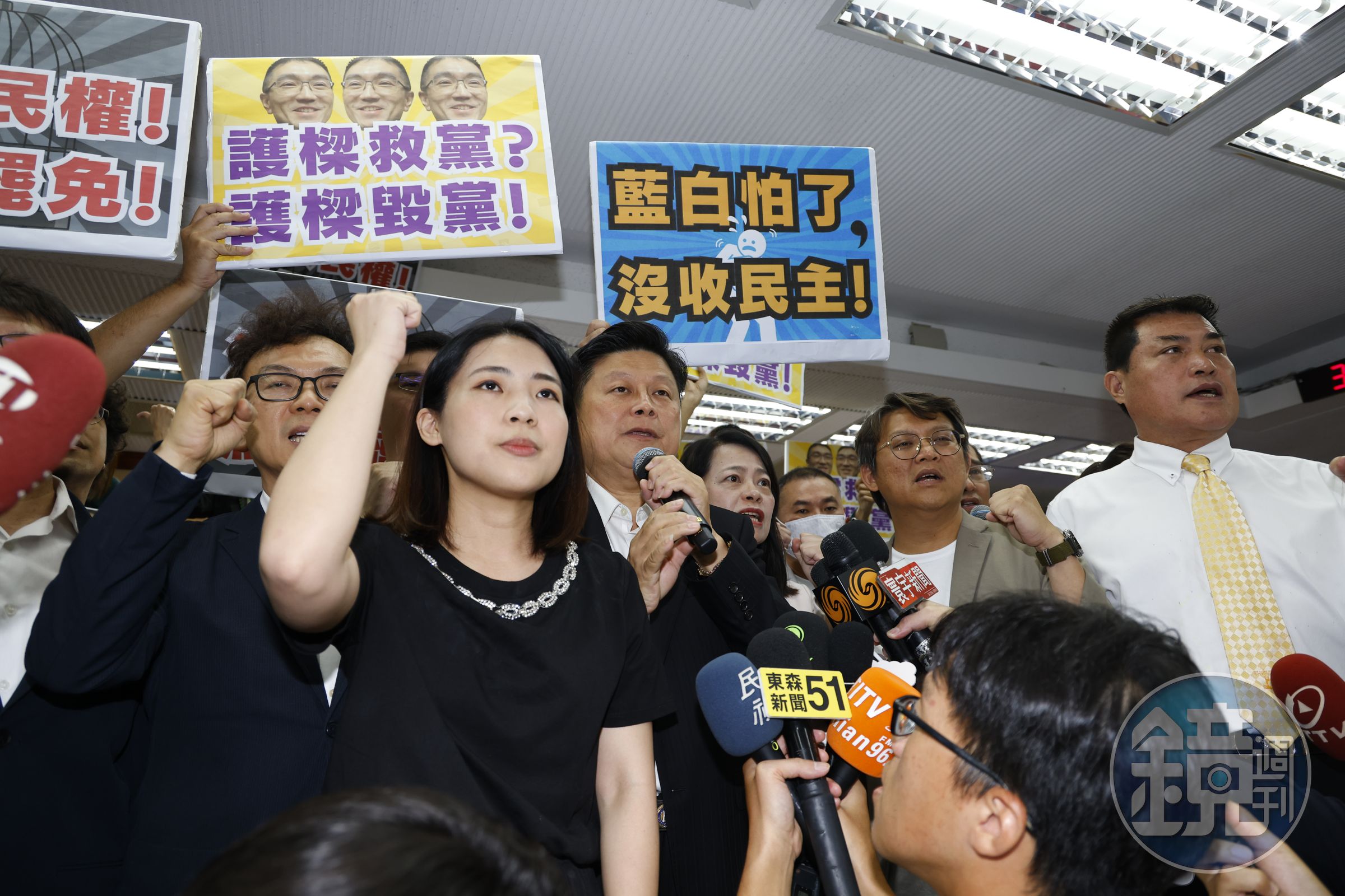 徐巧芯因家人涉入詐騙案遭酸「愛詐騙」,傅崐萁為她護航反嗆綠營才是詐騙集團,也被狠戳過去因炒股案遭判刑的黑歷史。