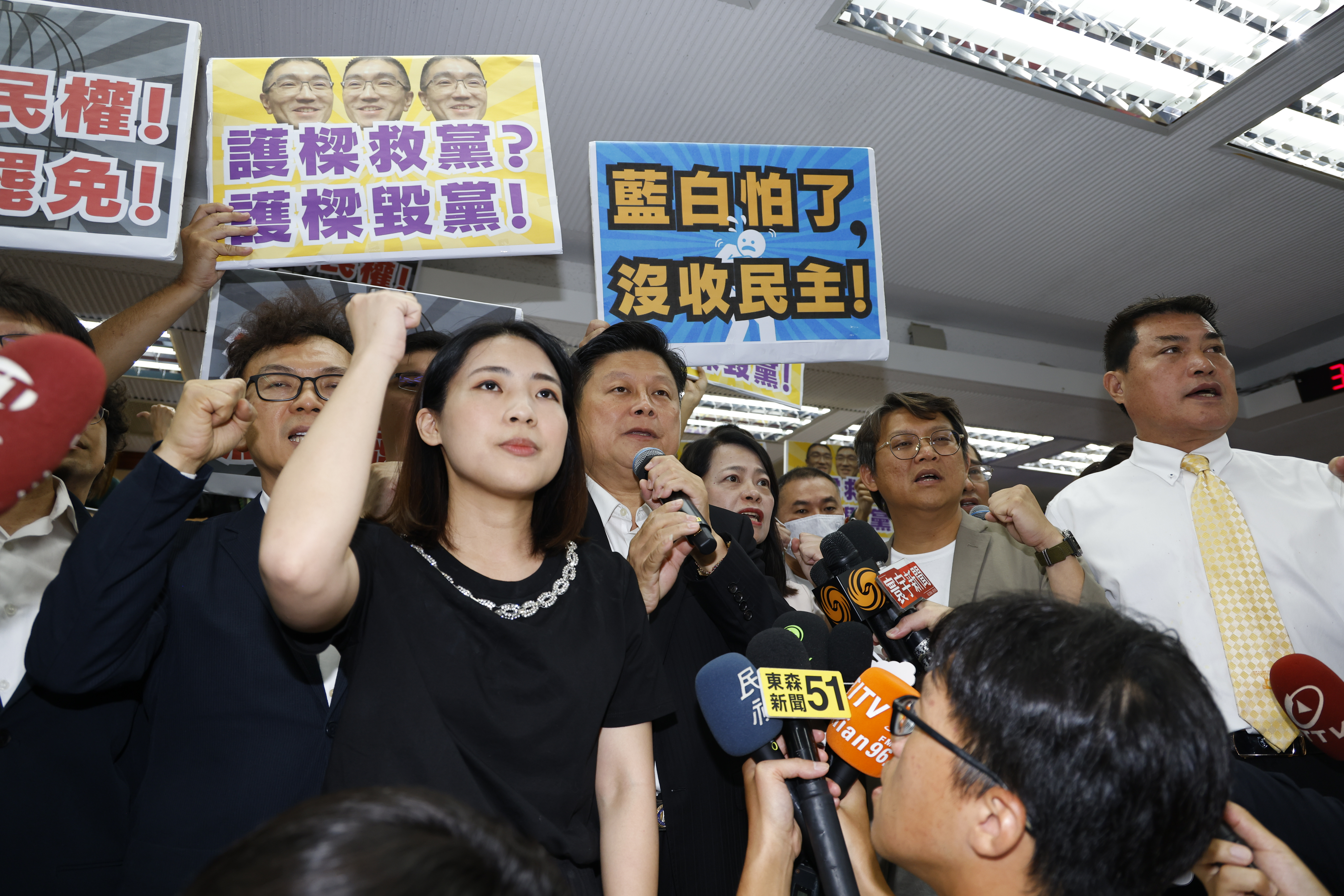 徐巧芯因家人涉入詐騙案遭酸「愛詐騙」，傅崐萁為她護航反嗆綠營才是詐騙集團，也被狠戳過去因炒股案遭判刑的黑歷史。