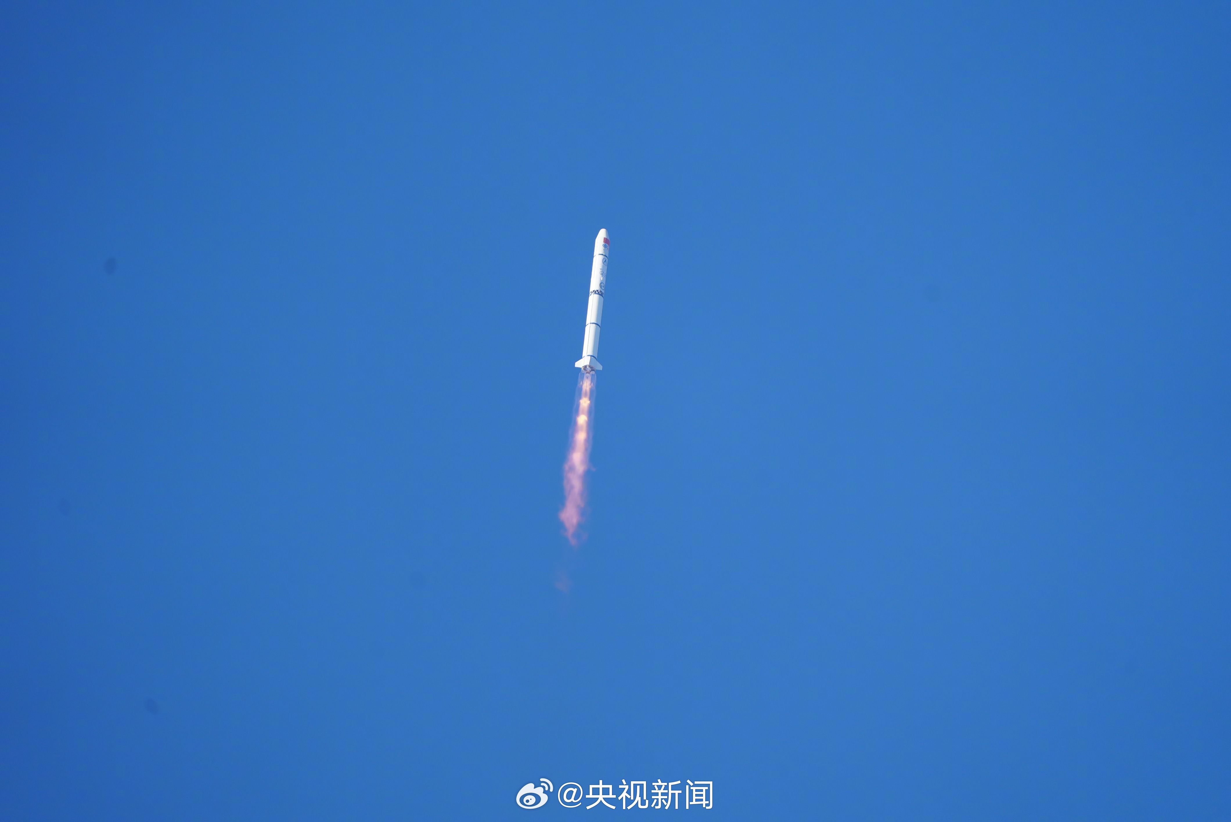 中國官媒《央視》在微博報喜，表示今天成功將「愛因斯坦探針衛星」發射升空並順利進入預定軌道，「讚！」（翻攝自央視新聞微博）