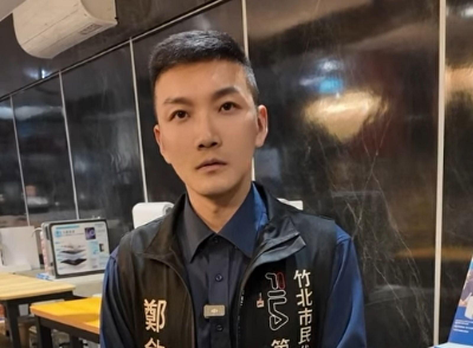 藍營候選人靈堂致意…簽到簿竟貼「懇求搶救」貼紙 家屬嘆:我阿嬤就沒搶救過來啊