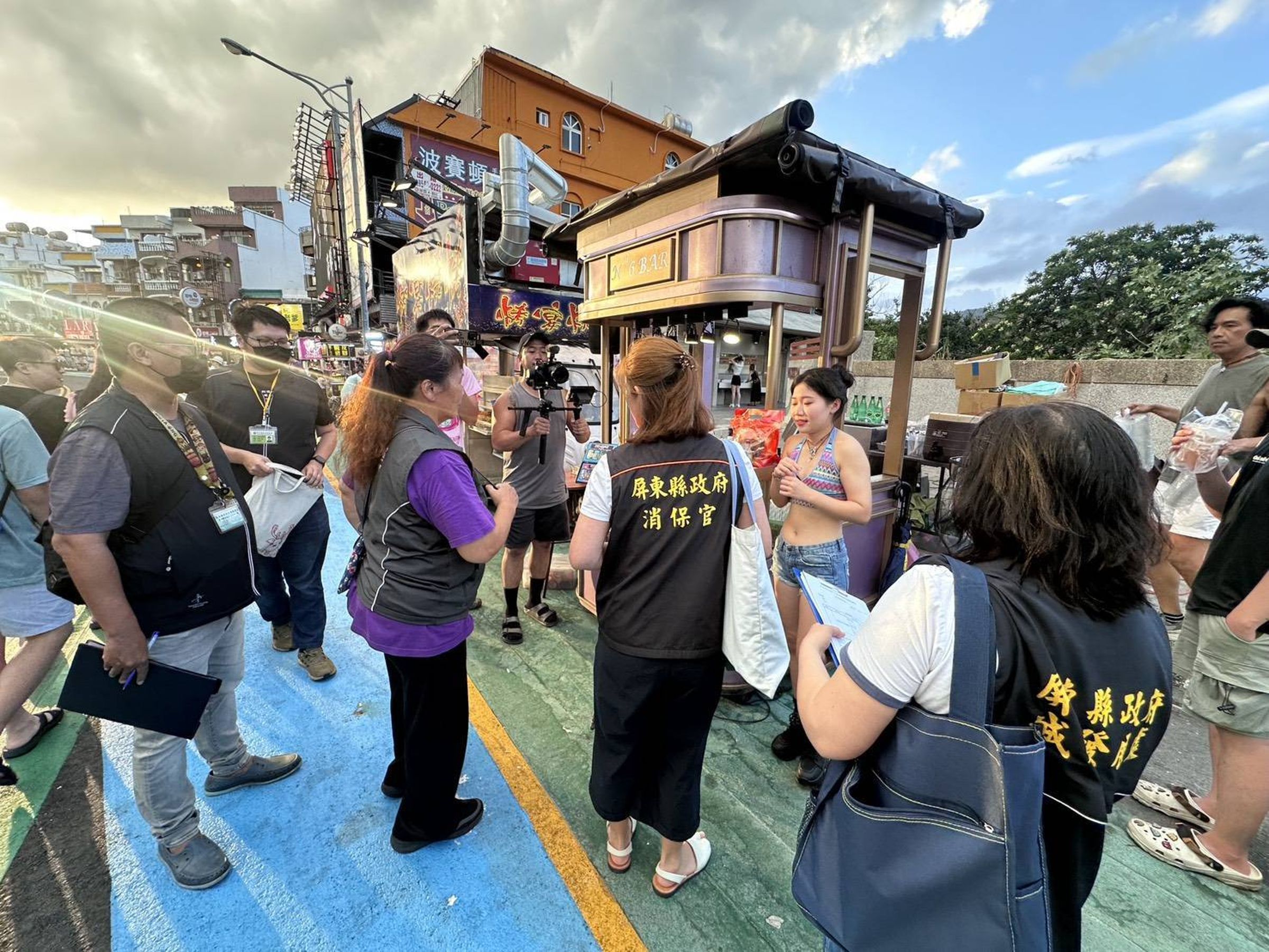 墾丁大街調酒攤傳哄抬價格，屏縣府前往稽查。（屏東縣政府提供）