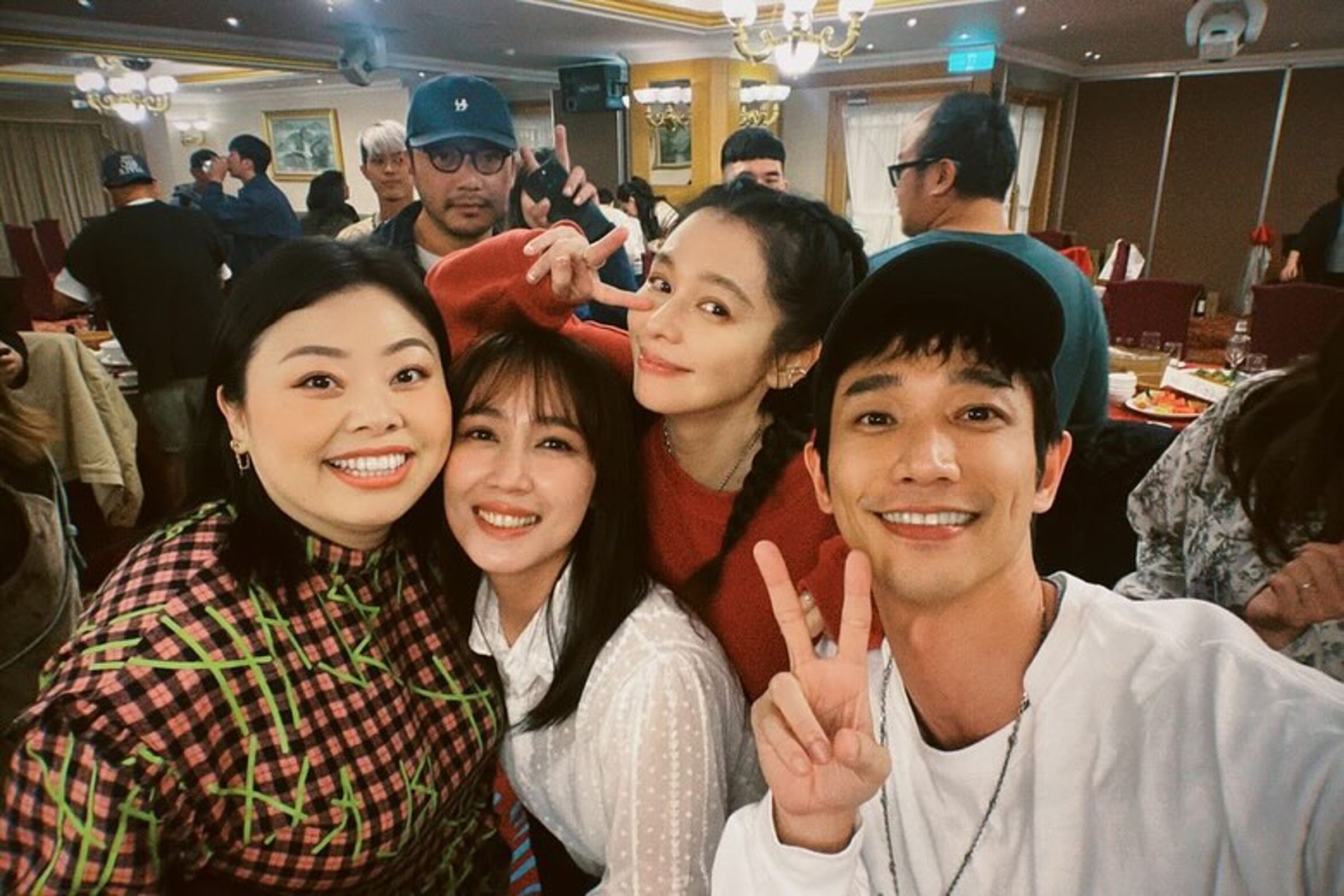 今年徐若瑄接拍2部電影,其中包括渡邊直美來台演出的《怎麼可能我家的祖先是你家的鬼》。(翻攝徐若瑄IG)