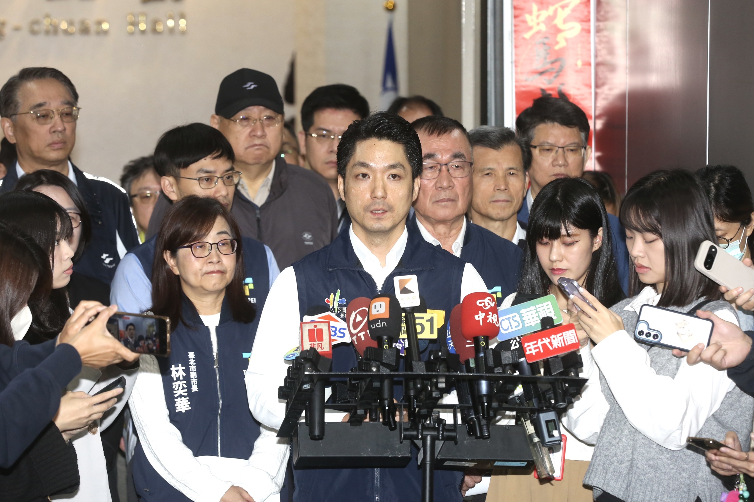 蔣萬安表示除了500萬元理賠，市府會再給予余家昶600萬元撫恤金，並向中央申請褒揚令，協助余先生入祀忠烈祠。（鏡報董孟航）