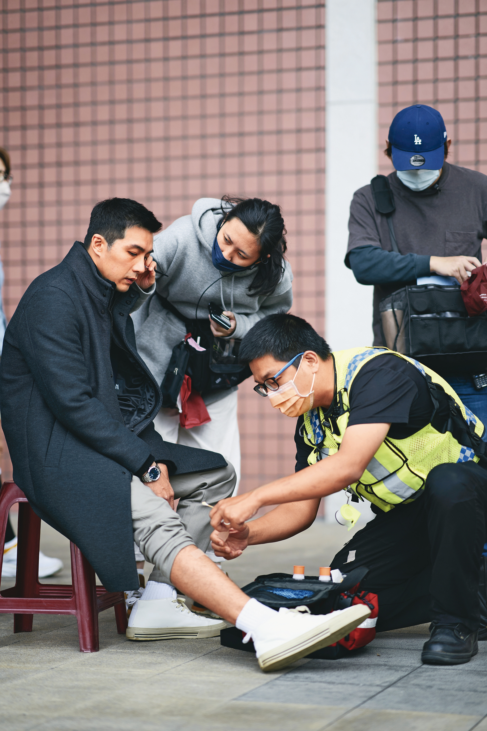 據傳許瑋甯主演的《不夠善良的我們》有邀請邱澤演出，但他以夫妻合體易模糊作品焦點推卻，才改成賀軍翔（左）主演。（公視、MyVideo提供）