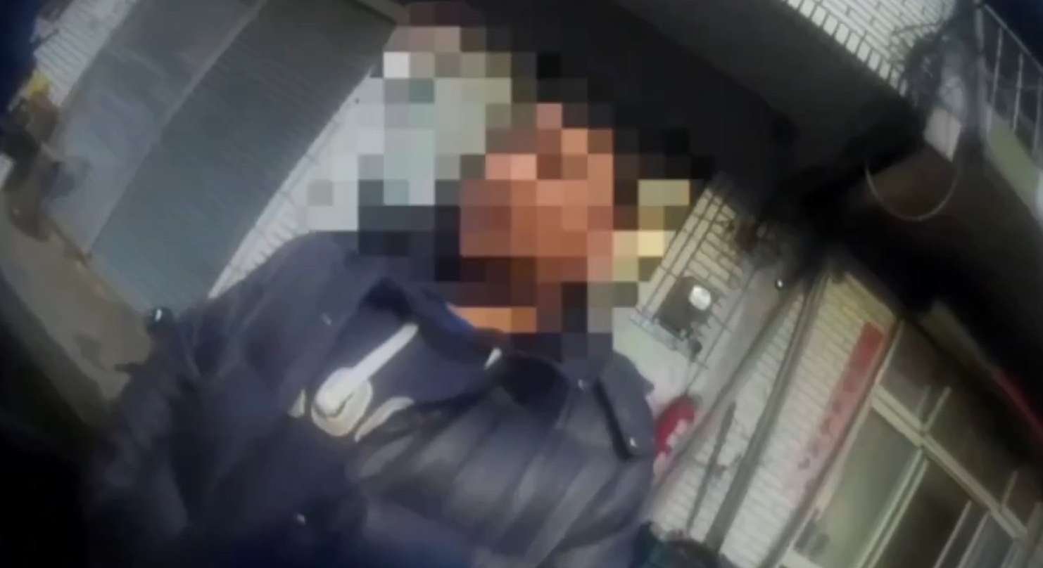 警方鎖定魏男涉有重嫌，持搜索票及拘票將他逮捕。（翻攝畫面）