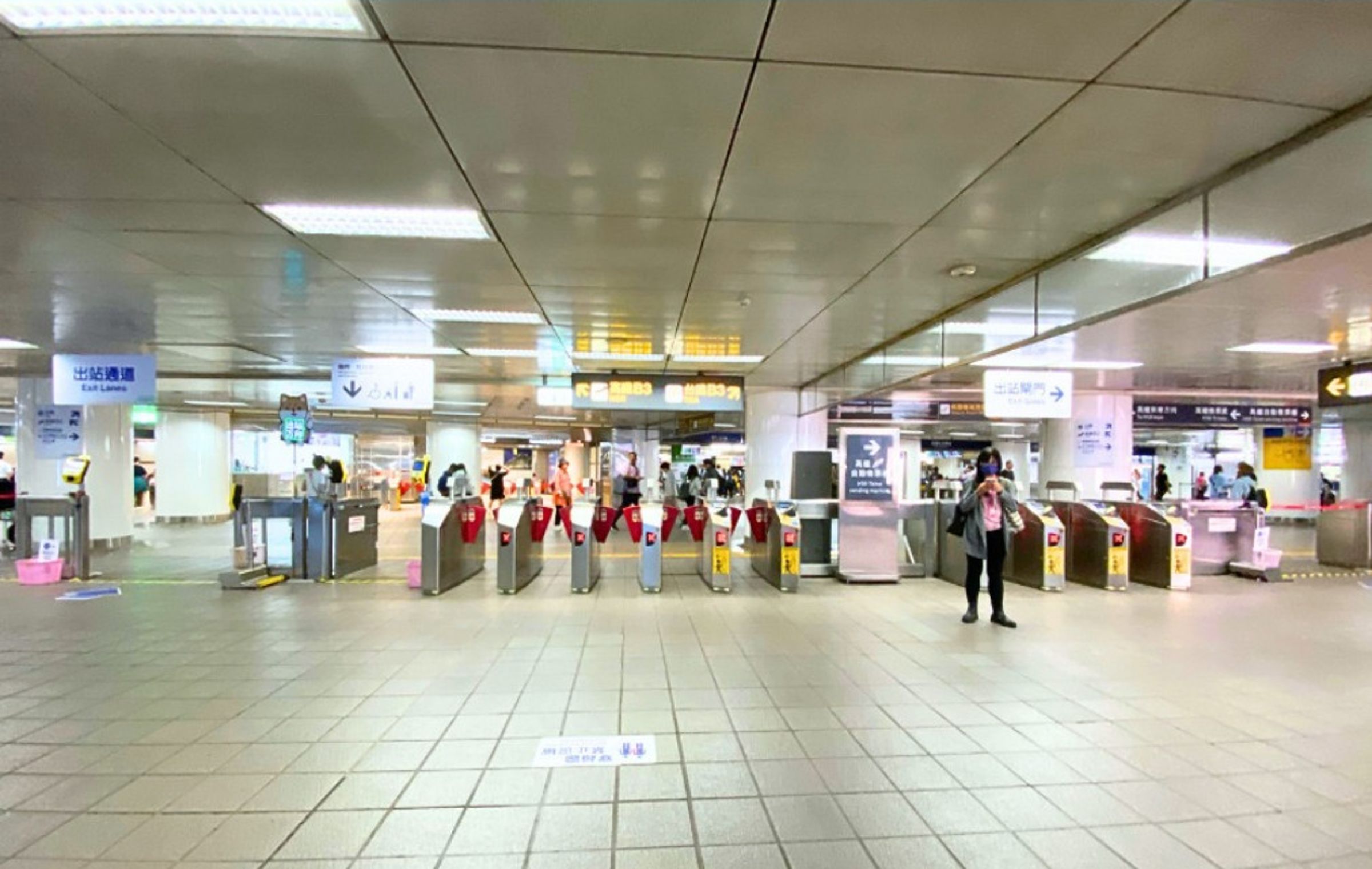 淡水信義線臺北車站B3層大廳通勤人潮眾多，原先動線複雜，容易讓人迷路。（翻攝台北捷運臉書粉專）