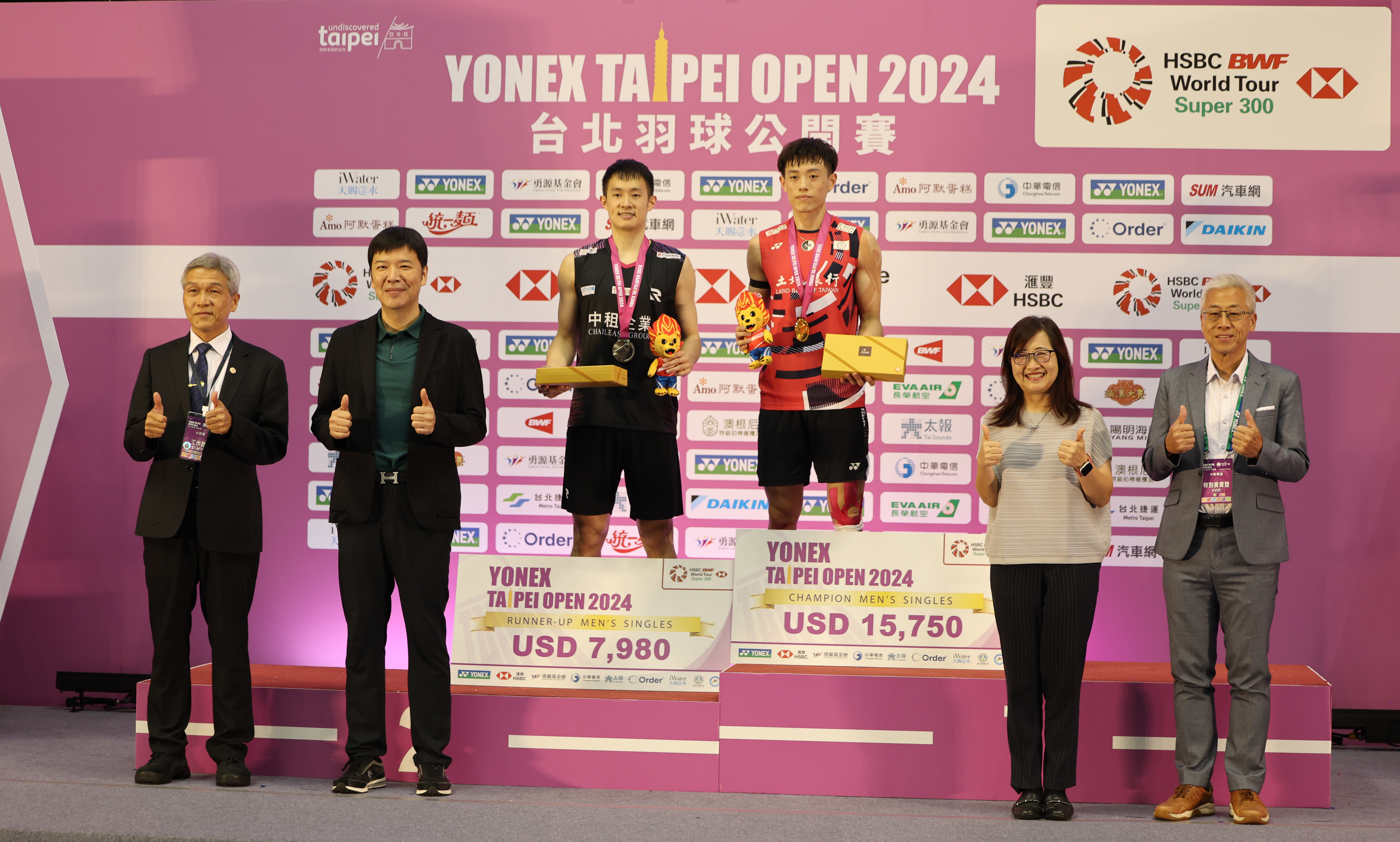 2024台北羽球公開賽風光落幕，男單獲得「金包銀」好成績，金牌由現年24歲的「左手重砲」林俊易拿下，戚又仁則在本屆寫下黑馬驚奇拿下銀牌。
