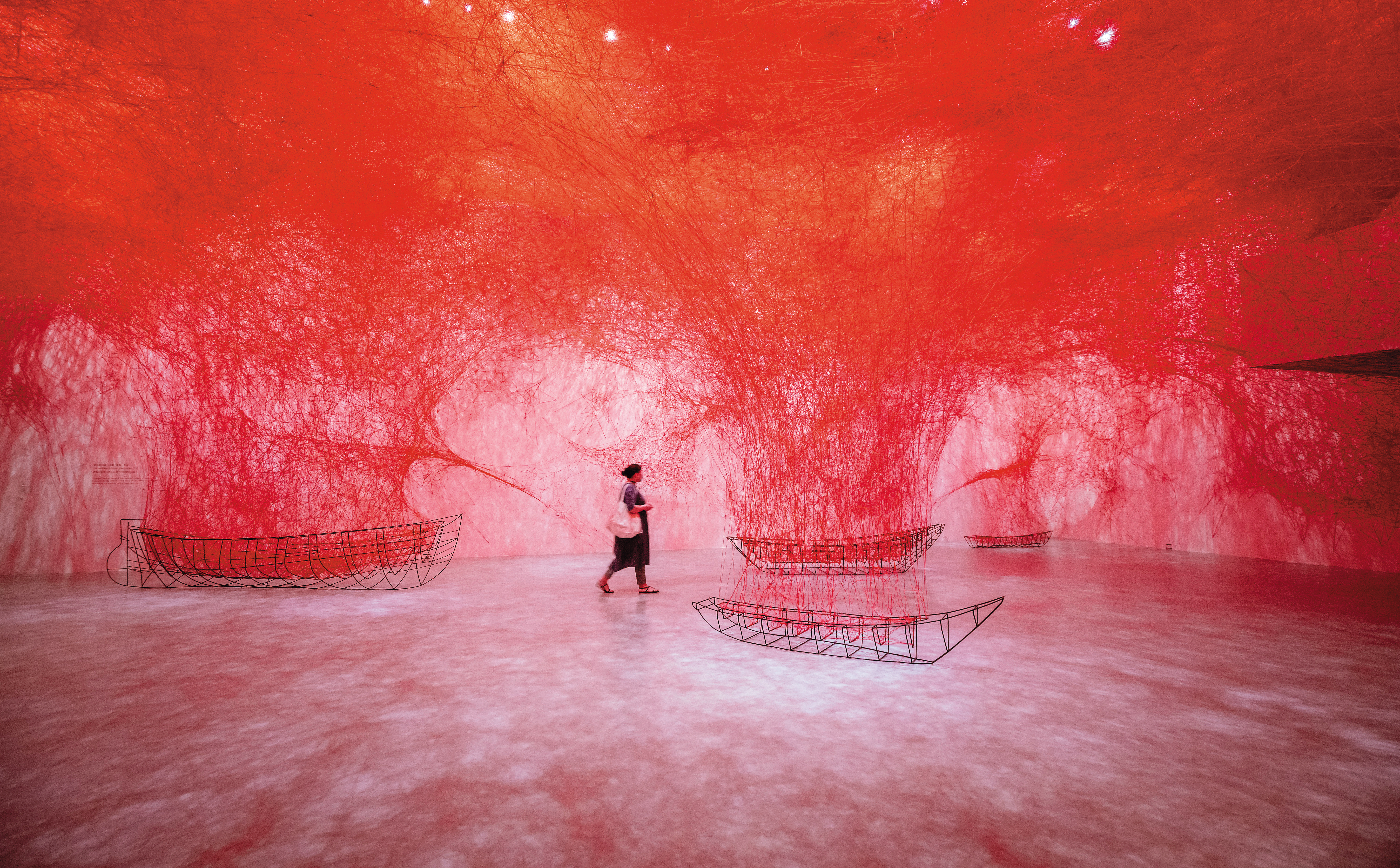 2021年疫情嚴峻，運用3D實境拍攝技術將北美館《塩田千春：顫動的靈魂》8件大型裝置藝術製作成數位展，深獲好評。