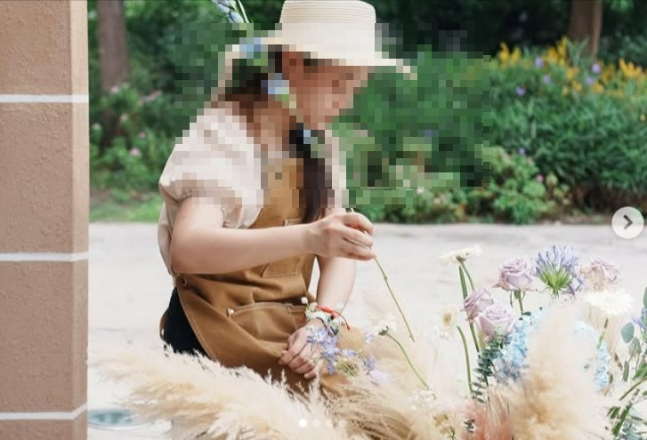 L先生指控蔡女以花藝師的身份遊走聚會，動機不單純。（讀者提供）