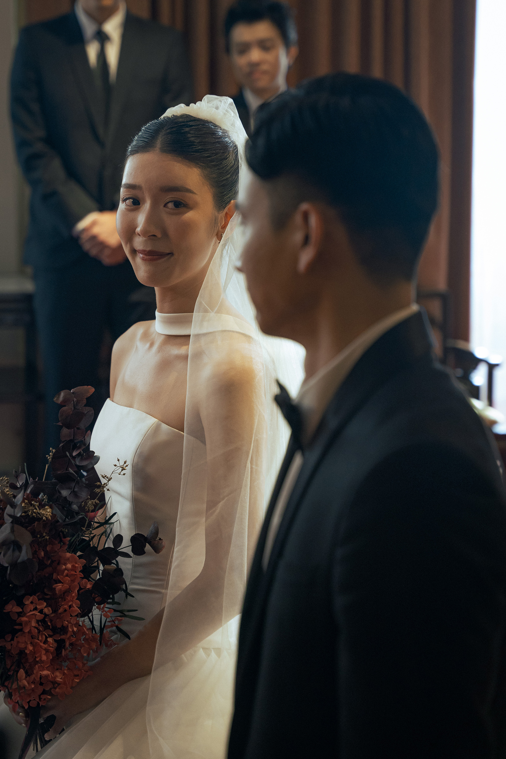 片中余香凝溫柔貼心,配合劉冠廷辦2場婚禮分別滿足離異父母,沒想到自己婚禮上,她才是劉冠廷那個角色。(水花電影提供)