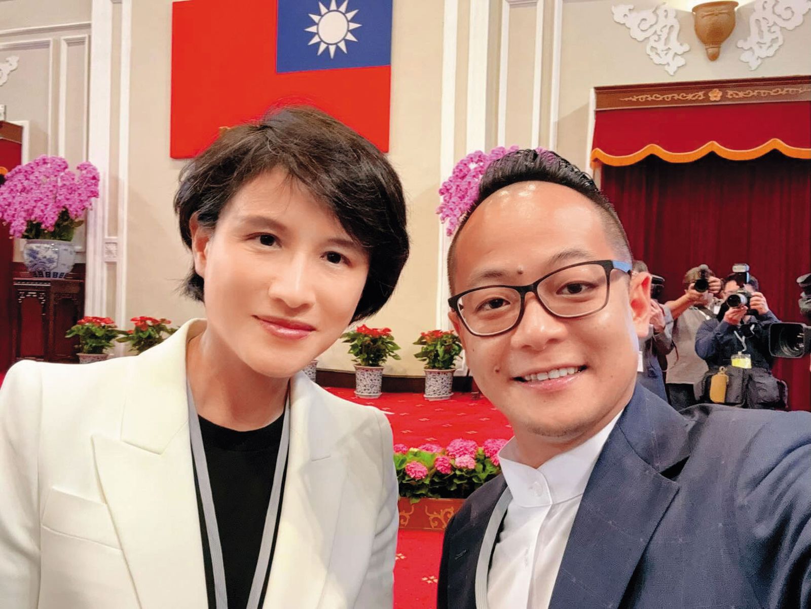 童子瑋（右）隨後也接龍曬出與鄭麗君（左）合照。（翻攝童子瑋threads）