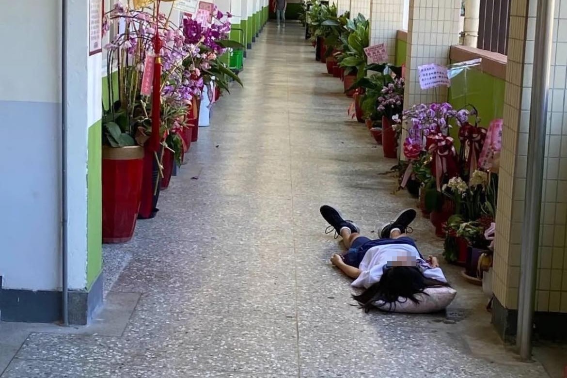 成功高中學生為抗議熱食部午休不賣午餐，自備枕頭到校長室門口睡覺抗議。（翻攝自「整個很成功高中」臉書）