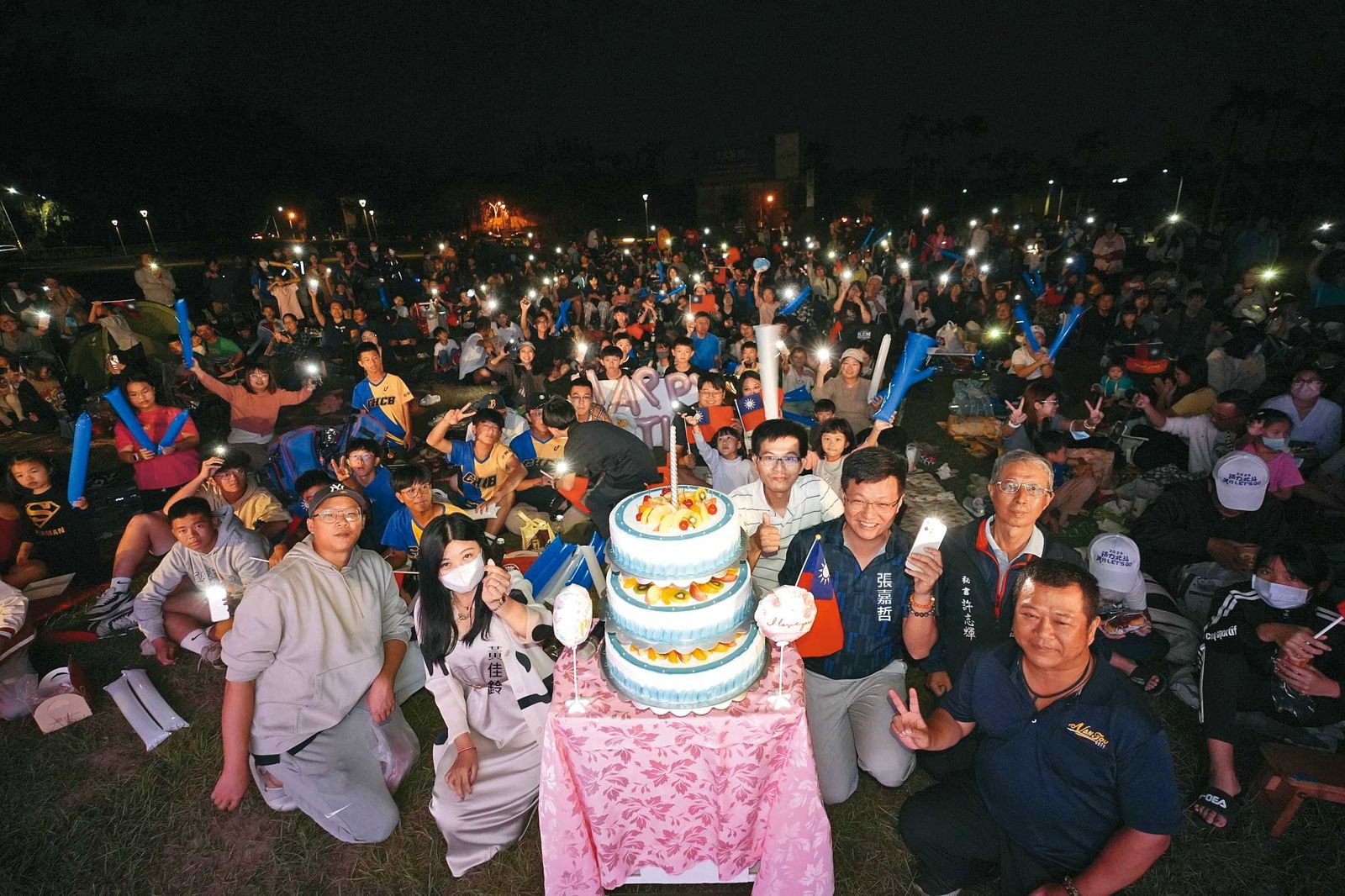去年南投市公所直播世界棒球12強冠軍賽,黃佳鈴還準備了生日蛋糕幫丈夫張嘉哲慶生。(翻攝張嘉哲臉書)