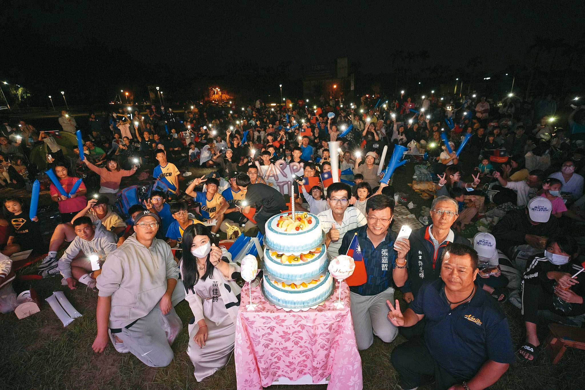 去年南投市公所直播世界棒球12強冠軍賽，黃佳鈴還準備了生日蛋糕幫丈夫張嘉哲慶生。（翻攝張嘉哲臉書）