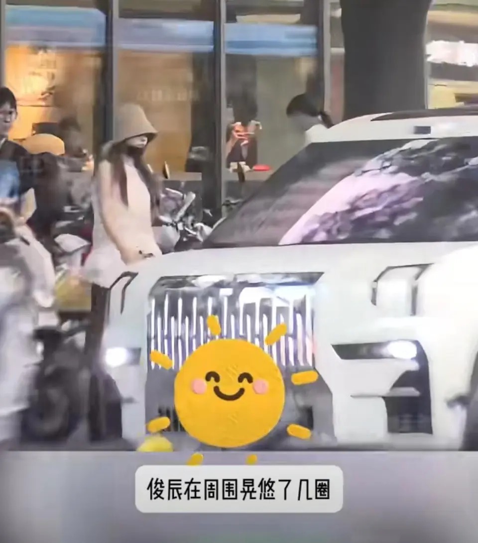 汪蘇瀧上了保母車，俊辰與汪的助理刻意繞了一圈才上車。（翻攝自微博）