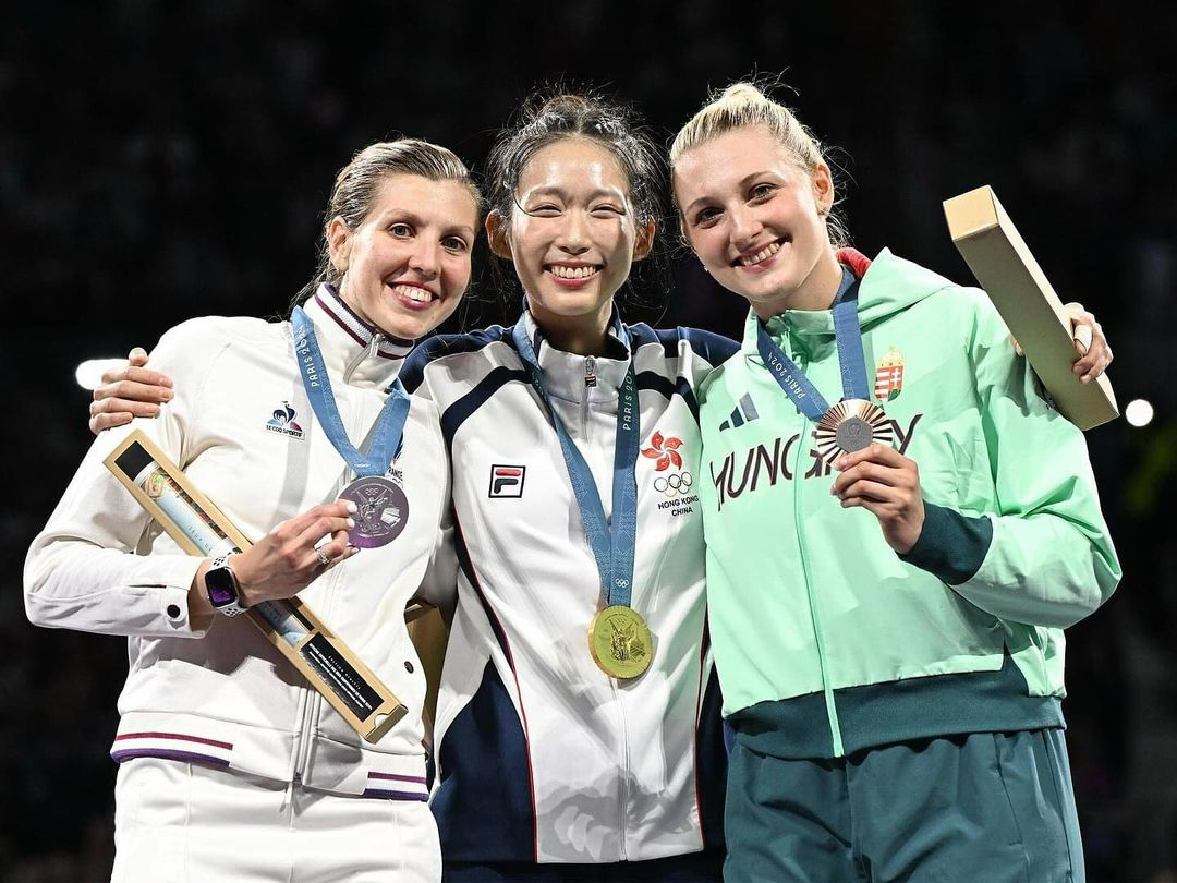 香港擊劍女神江旻憓（中）28日於巴黎奧運女子個人銳劍項目奪金。（翻攝自@vmwkong IG）