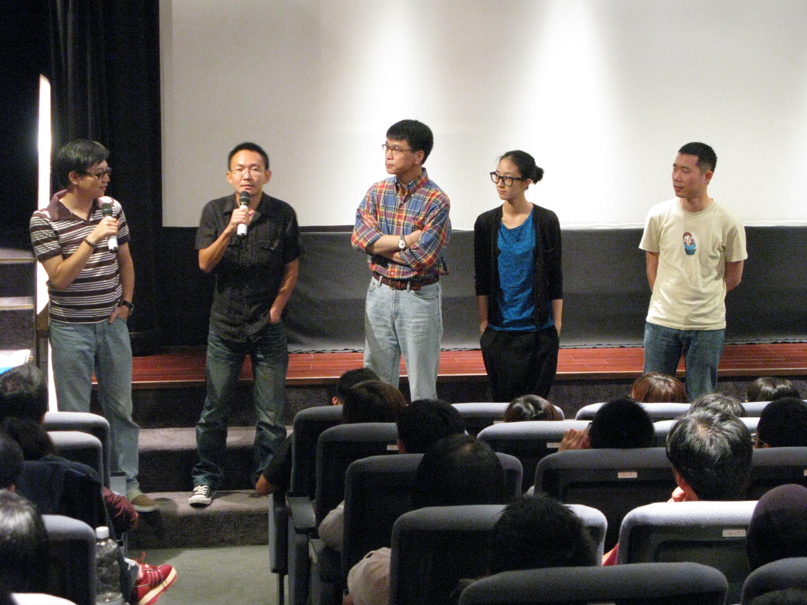 2008年《闔家觀賞》導演郭承衢(右起)與演員桂綸鎂、李天柱和《夏午》導演何蔚庭出席光點台北映後塗翔文主持的座談。(台灣電影文化協會提供)
