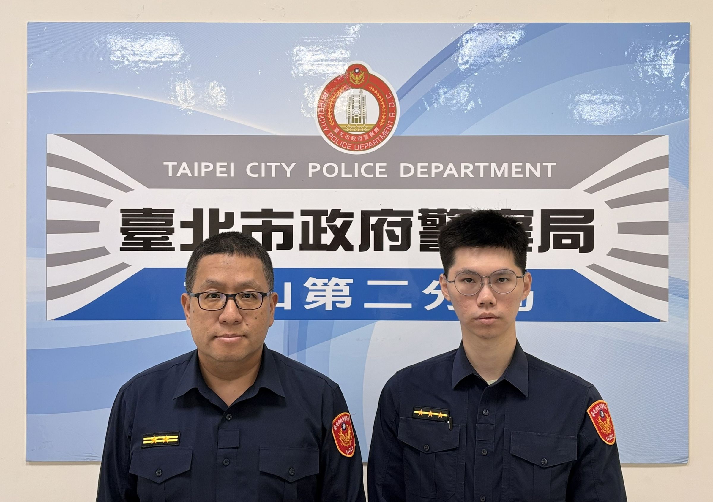 景美所所長黃杰超(左)、警員陳冠旭(右)化身理專,成功攔阻婦人匯款500萬元。(翻攝畫面)