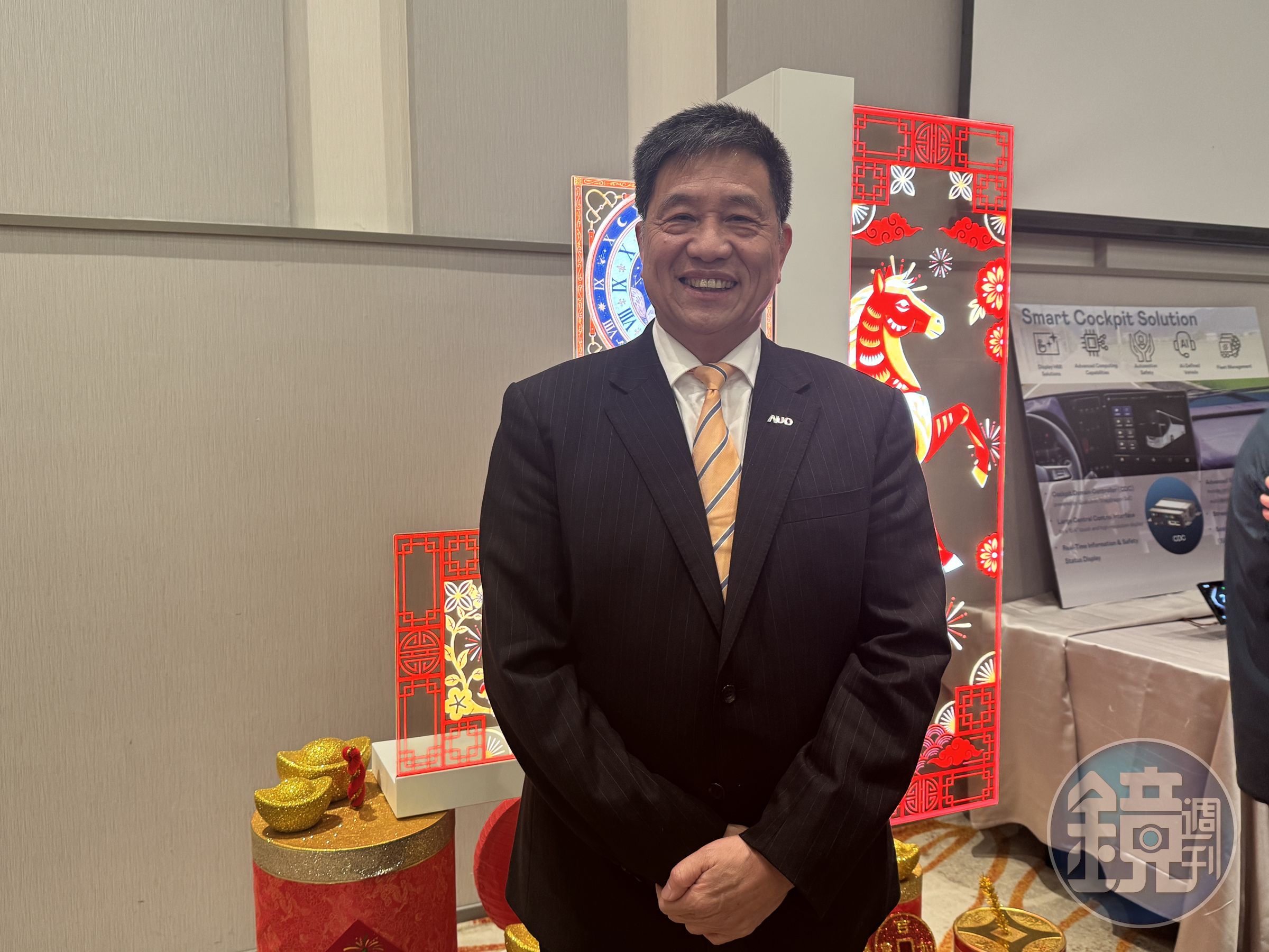 友達光電董事長暨集團執行長彭双浪今(10)日出席法說會,開心展示最新的Micro LED產品。(吳玲臻攝影)