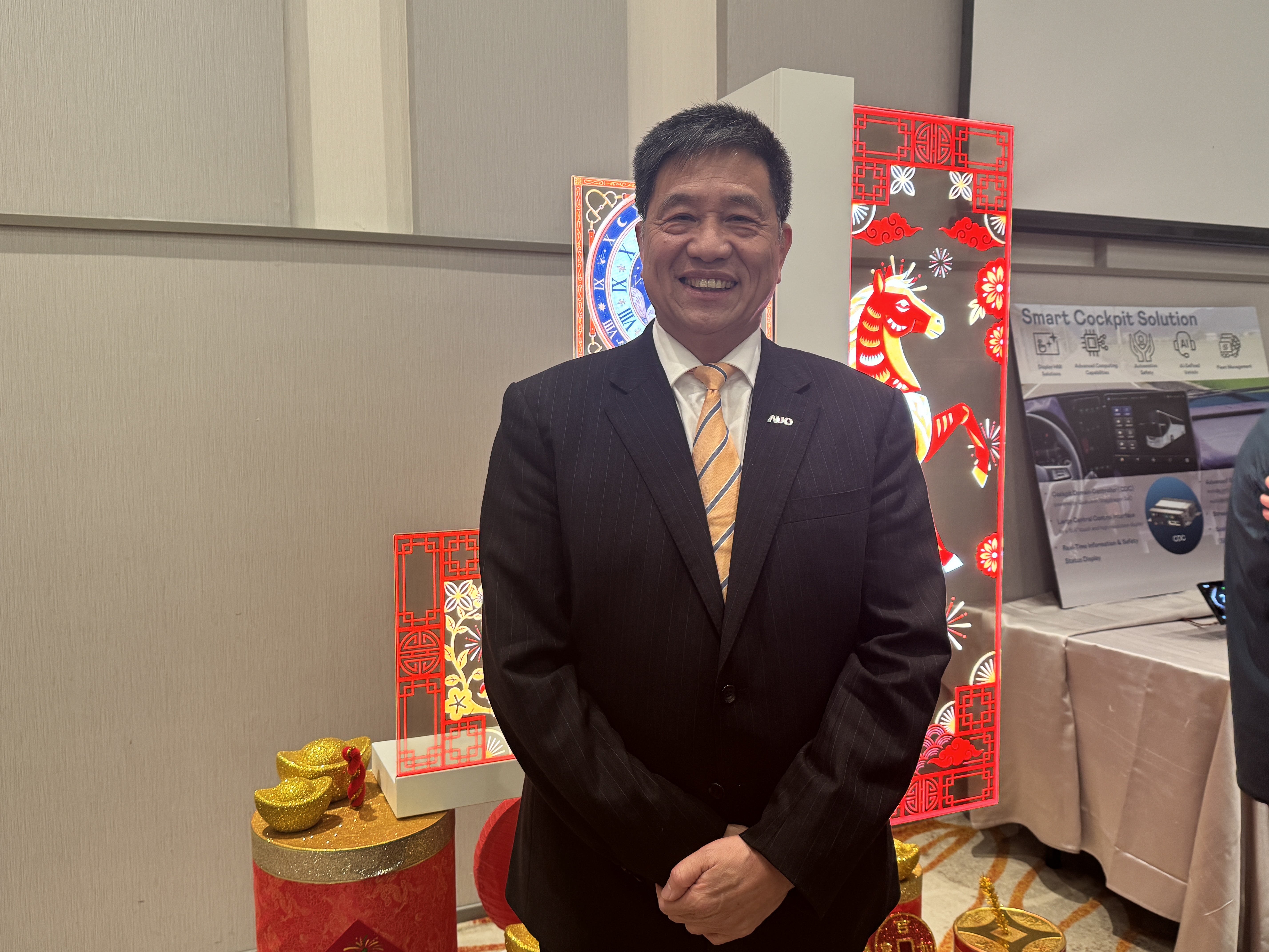 友達光電董事長暨集團執行長彭双浪今（10）日出席法說會，開心展示最新的Micro LED產品。（吳玲臻攝影）