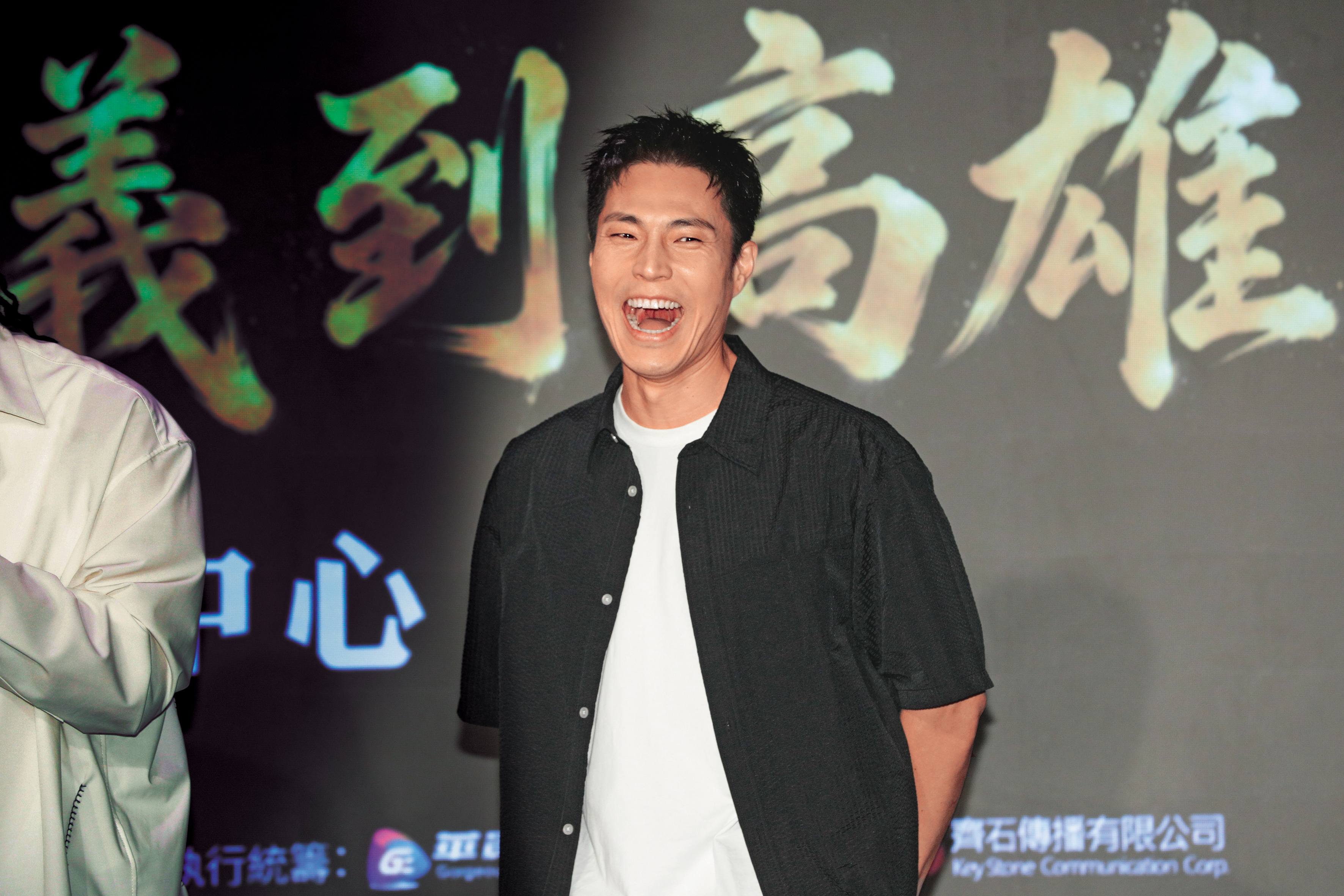 唐振剛暫別閃兵案陰霾，笑到「秋吸郎」。呃…後排好像有蛀牙，記得去看牙醫喔～