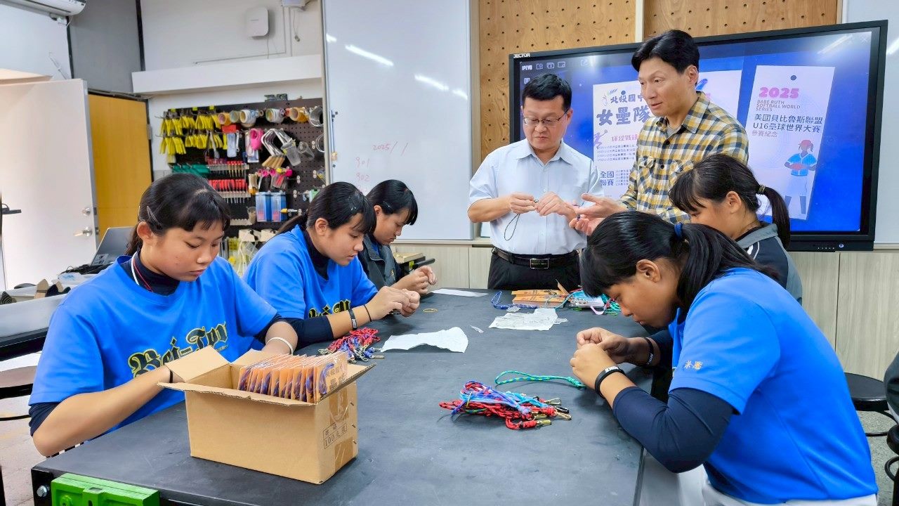 北投國中女壘隊成員為了籌措出國比賽的旅費，親手製作義賣品。（北投國中提供）