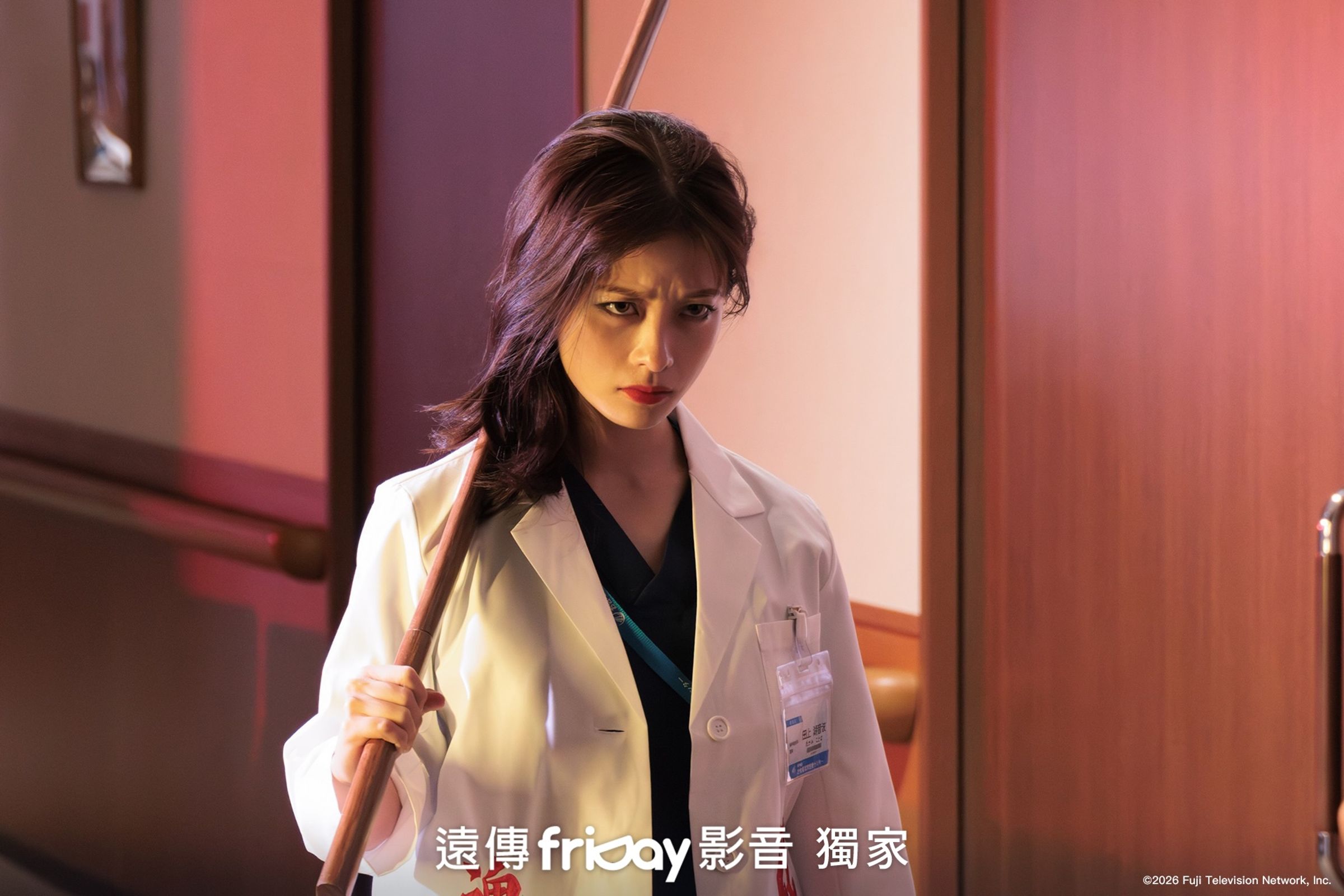 橋本環奈化身前不良少女醫師。(friDay影音提供)
