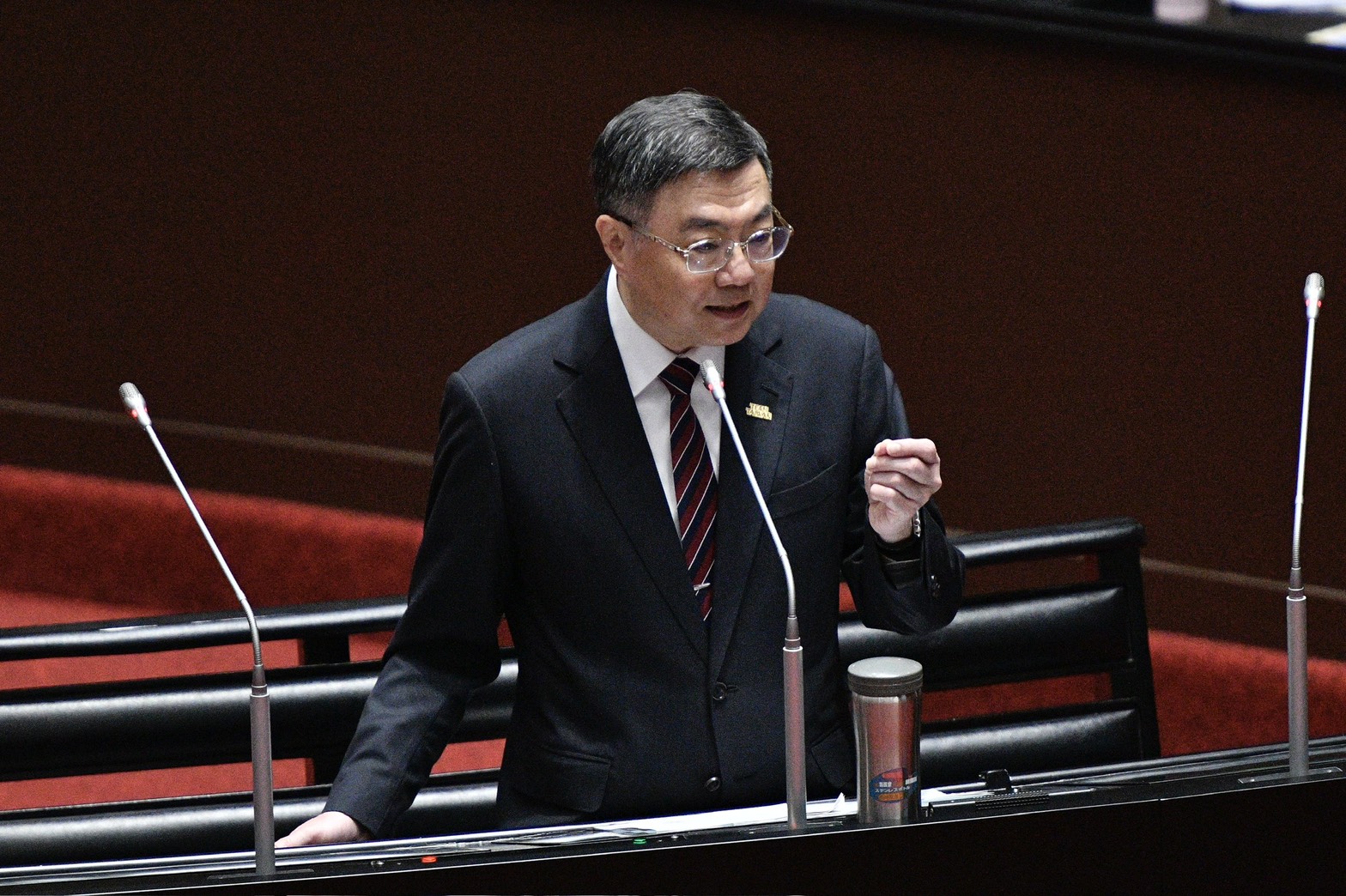 近期民調顯示施政滿意度呈現下滑趨勢，卓榮泰今赴立法院報告備質詢前做出回應。（鏡報李智為）