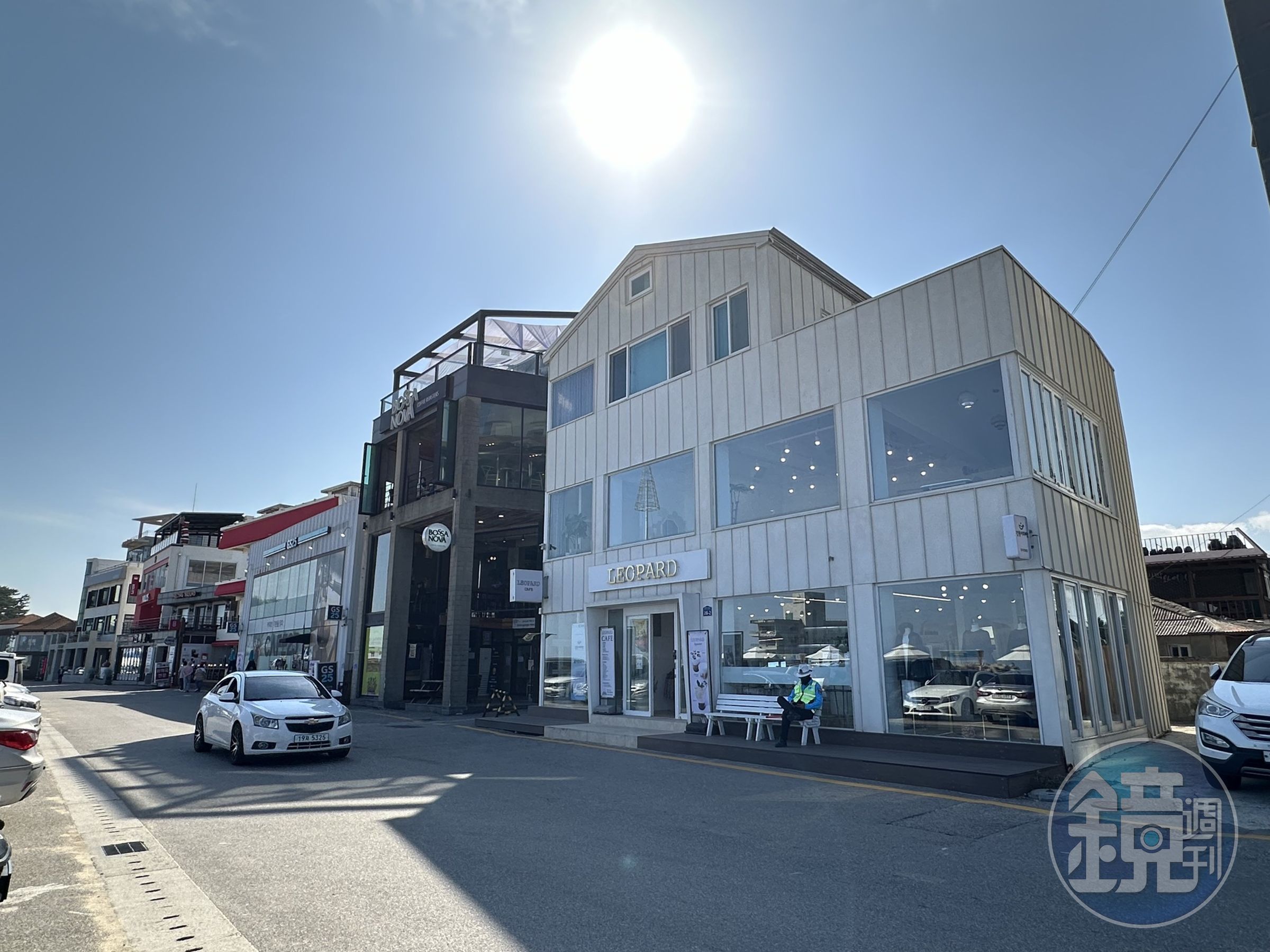 「安木咖啡街」有許多年輕人經營的特色咖啡館,不妨選一間喝杯咖啡再出發。
