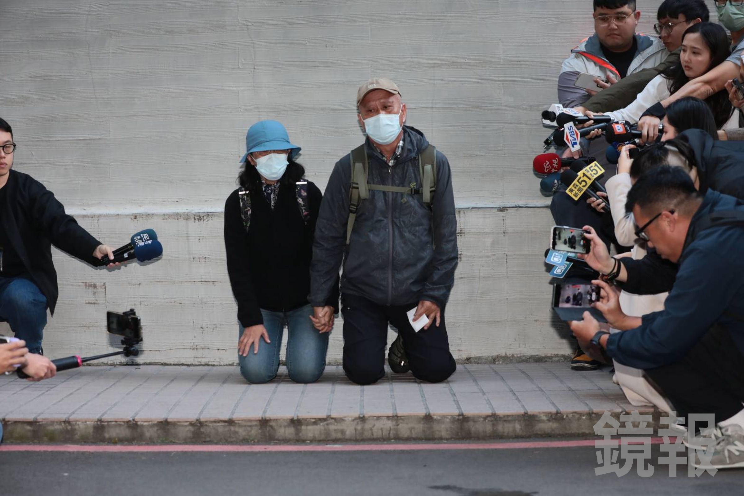 北捷攻擊事件主嫌張文的父母23日在殯議館公開下跪向社會大眾道歉。（鏡報林煒凱）