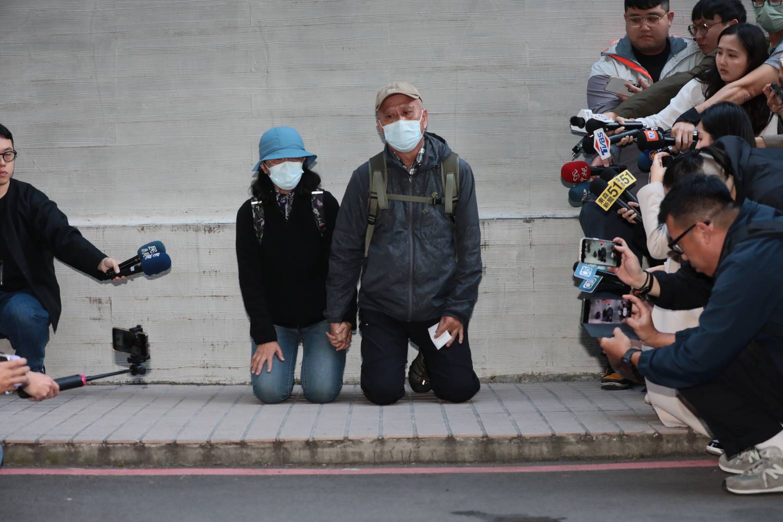 北捷攻擊事件主嫌張文的父母23日在殯議館公開下跪向社會大眾道歉。（鏡報林煒凱）